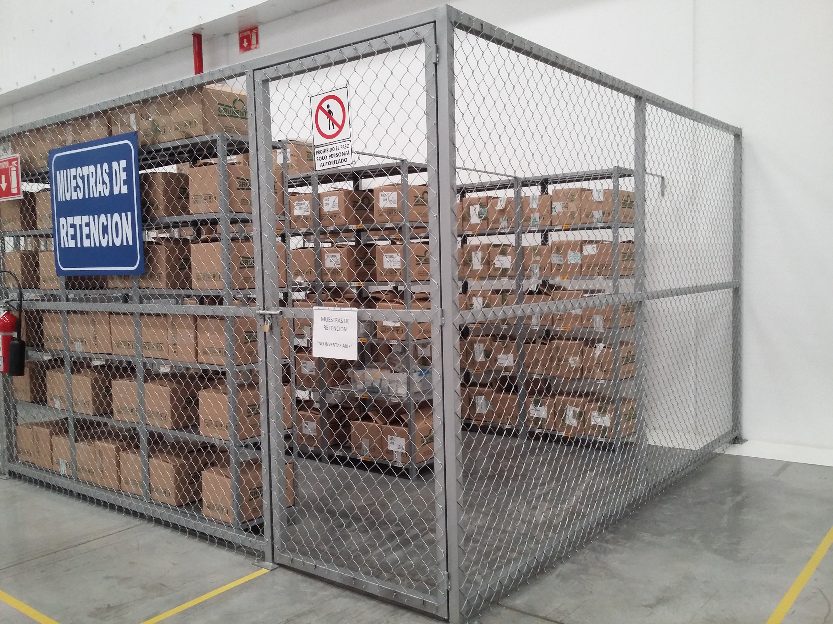 Fijo de malla ciclónica con puerta abatible - Obra: UPS.