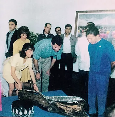Emilia Castillo entregando el primer premio del festival mexicano de la plata a Su Majestad el Rey Felipe VI de España.