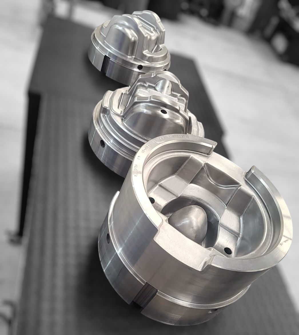 Maquinaria de construcción JCB en un sitio de obra al aire libre con grúas y cargadoras elevadoras.