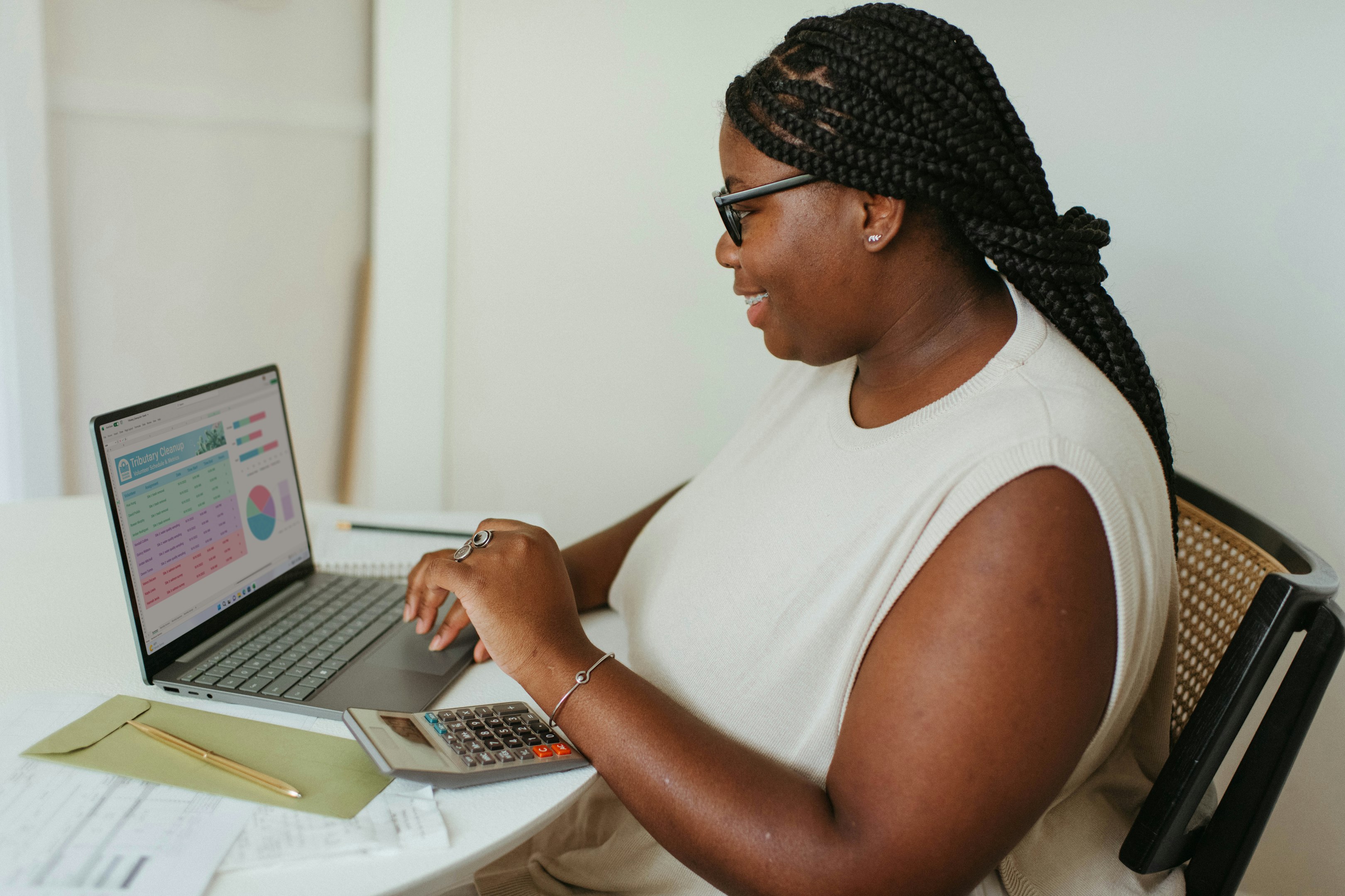 una persona sentada a una mesa usando una computadora portátil