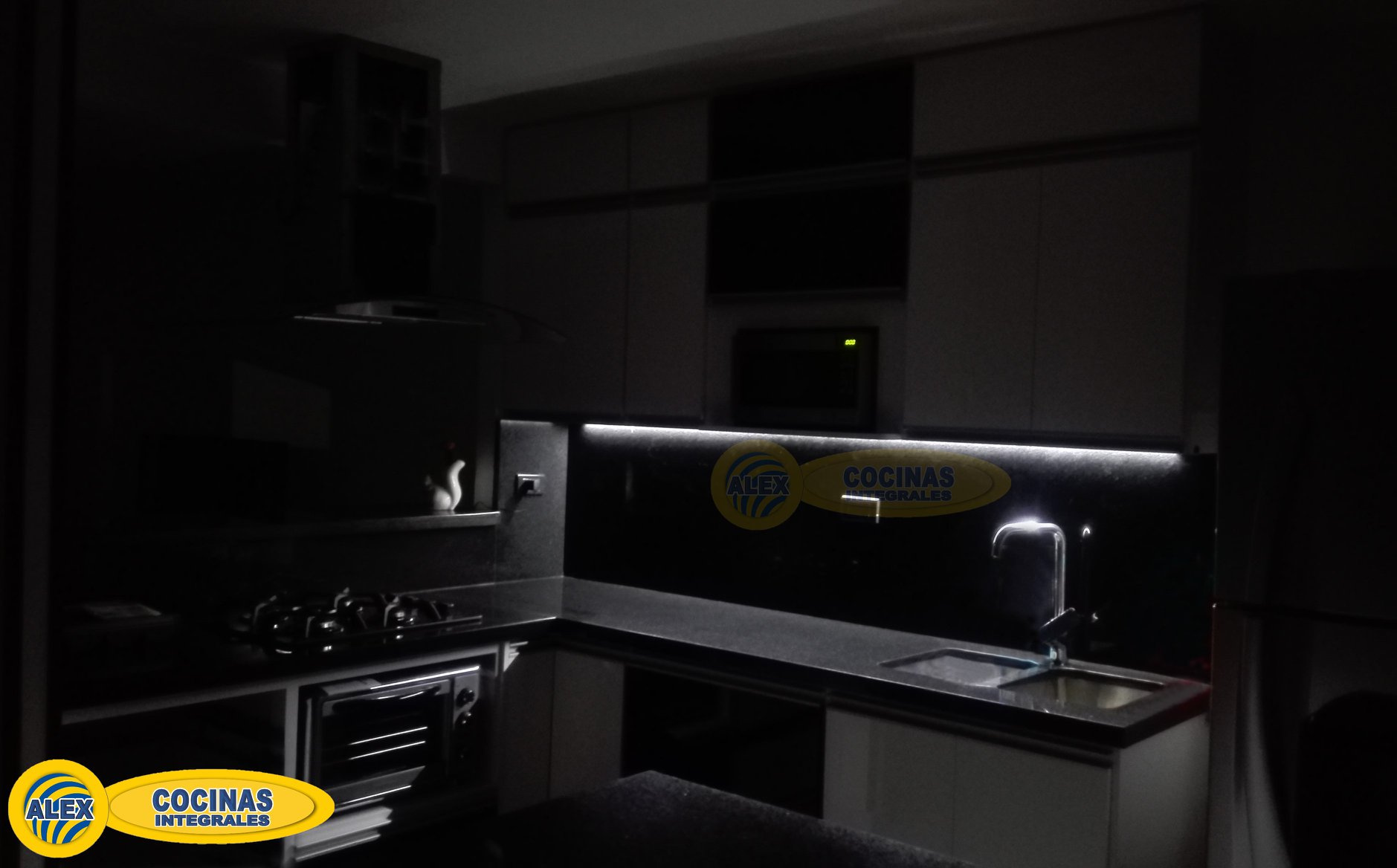 Cocina en L en colores Blanco y Negro Alto Brillo con manija perfil aluminio