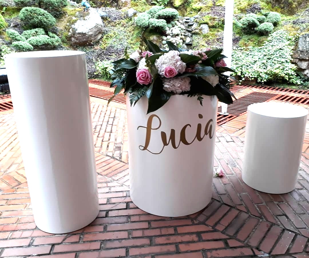 Kit 3 Cilindros Blancos
Principal 60, 5D X 80CM Altura
Mediana 40, 5D X 1,02 M Altura
Pequeña 40, 5D X 58cm Altura
$ 150.000