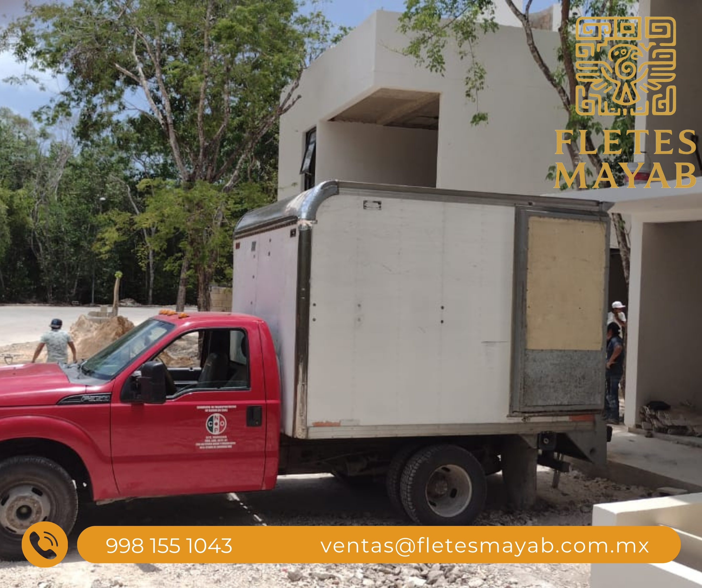 Camión blanco de carga estacionado en una calle, con estructura rectangular y logos visibles en el lateral, rodeado de vegetación y otros vehículos. Camión blanco de carga estacionado en una calle, con estructura rectangular y logos visibles en el lateral, rodeado de vegetación y otros vehículos.