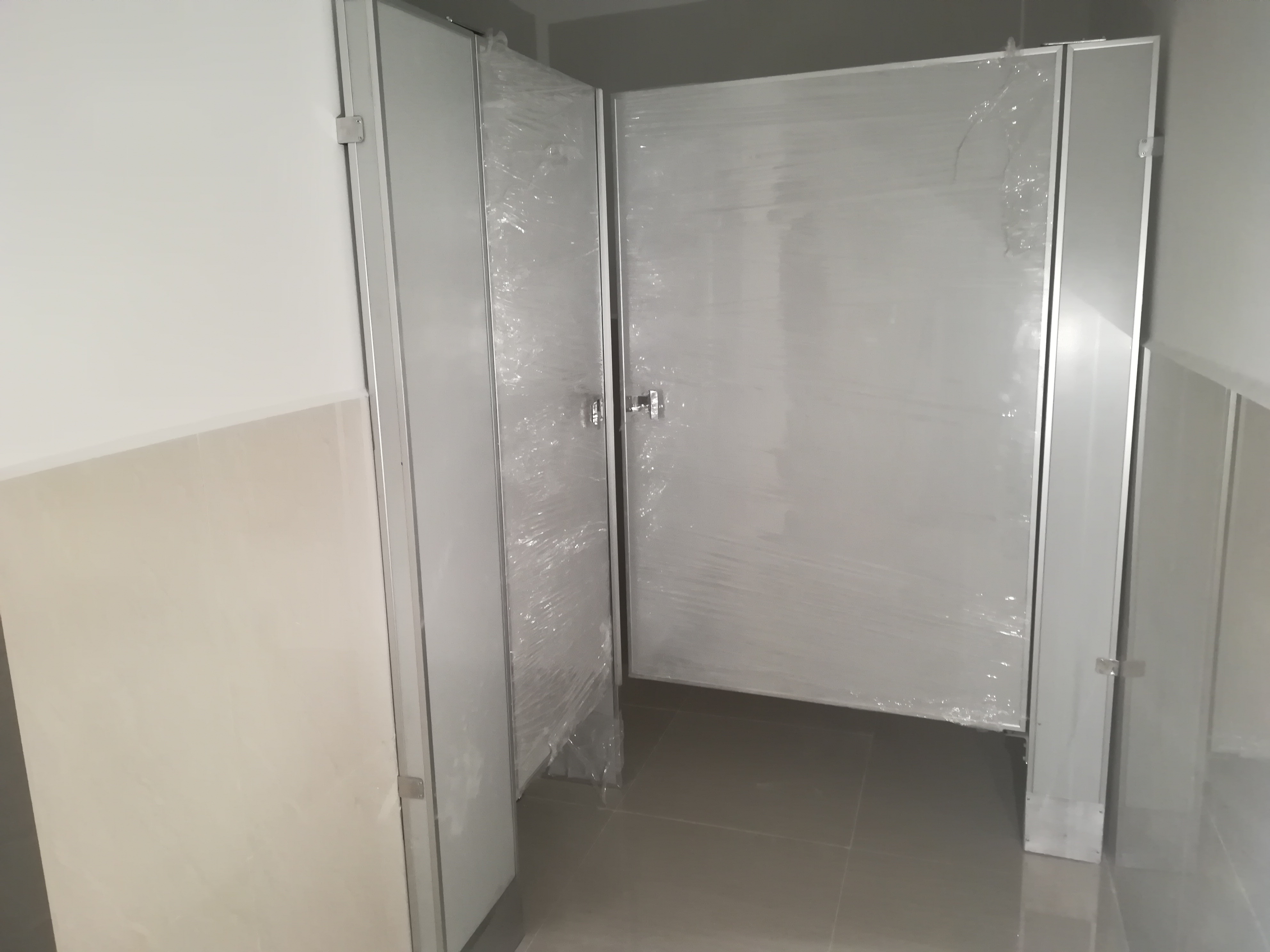 Mamparas colocadas en la Escuela Secundaria Erasto Valle.