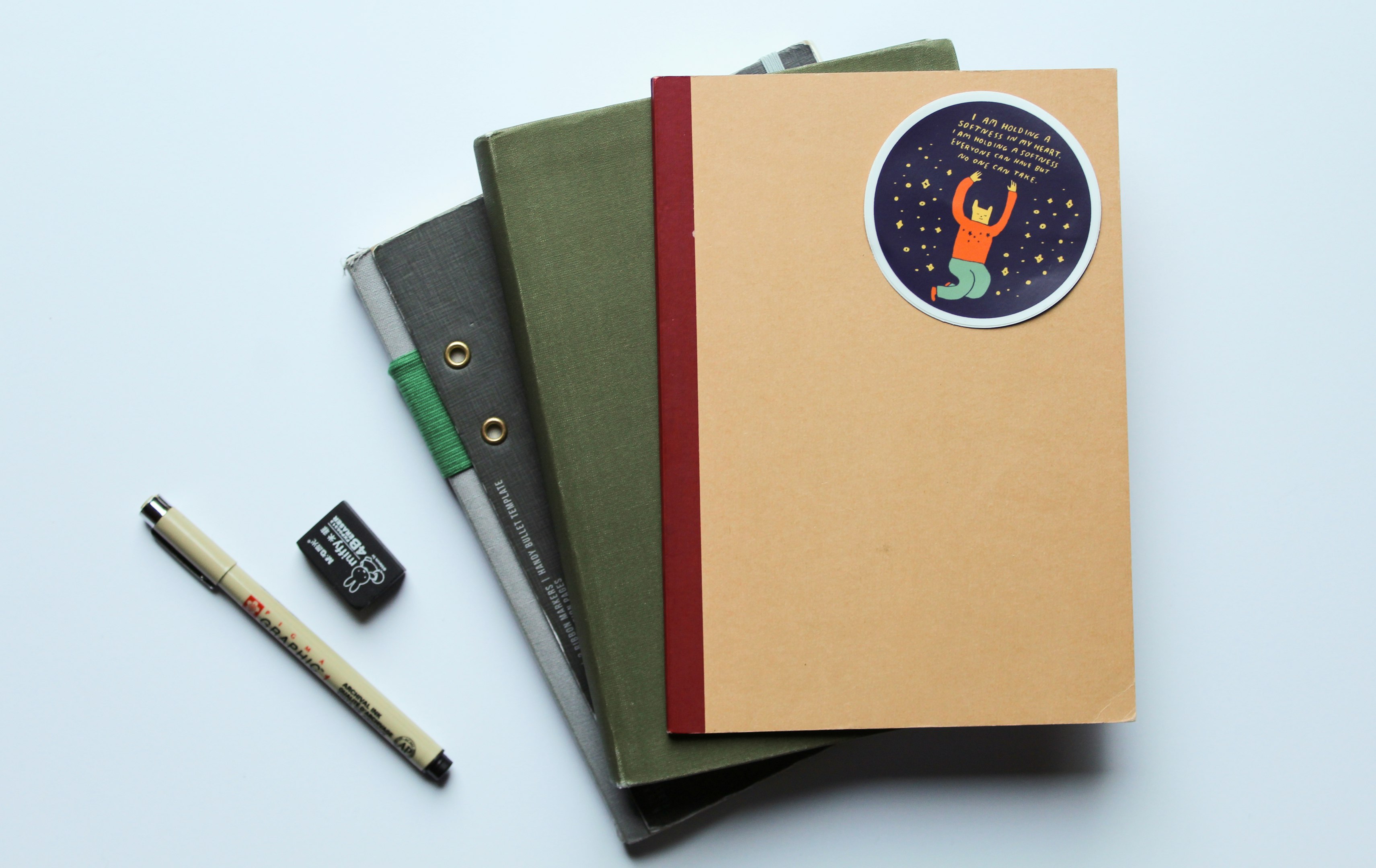 carpeta naranja con bolígrafo negro y blanco