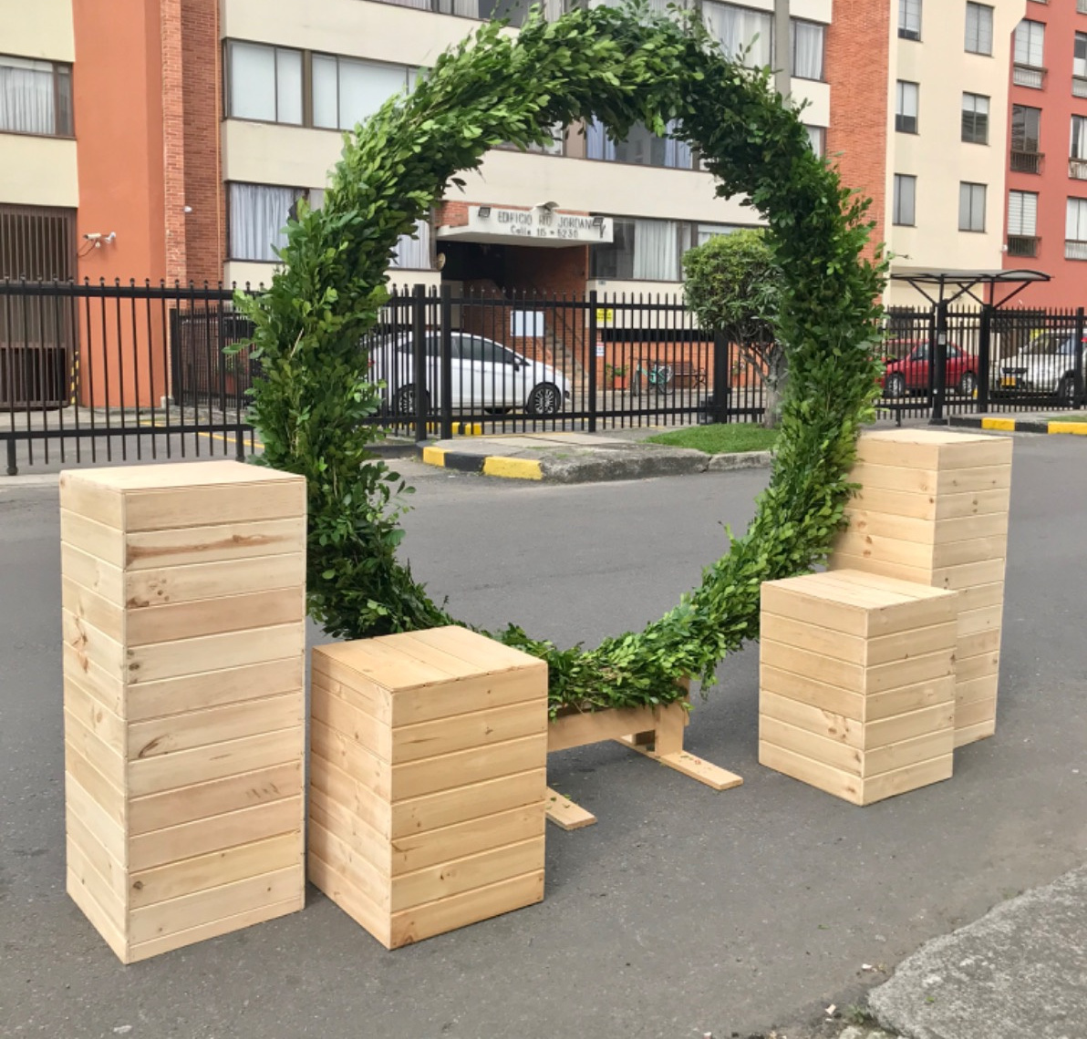 Mesas Cubicas
$50.000 Unidad
Alta 1,02 M Altura .41x41cm
Pequeña 58 CM Altura.41x41cm
Panel Circular Hueco
$250.000 Alquiler
Con Follaje Natural
Alto 2.20m
Ancho 1.95m
Alto Interno 1.93m
( Para Flores o Glogos)