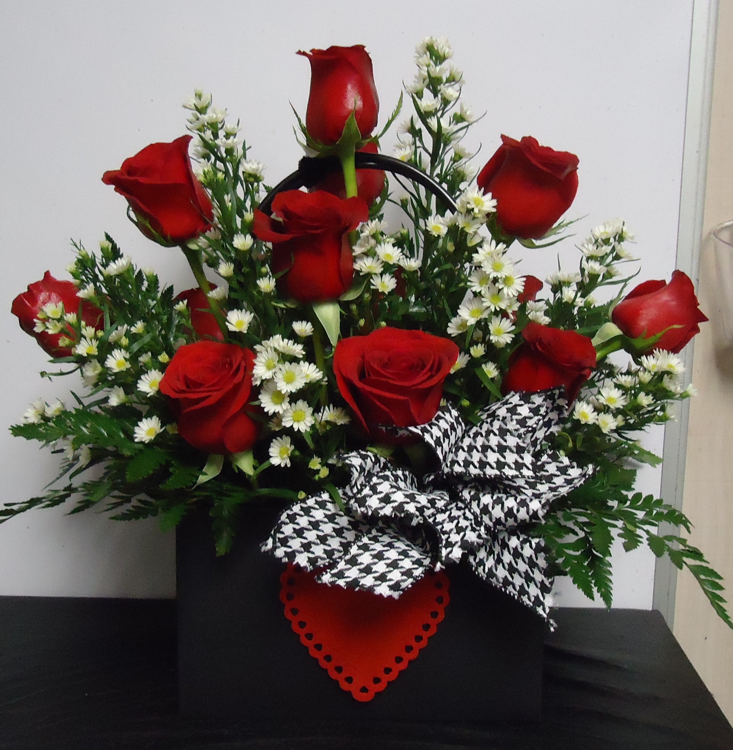 (2) Handbag Design
W/ Dozen Roses
$110.00
(Filler Flowers & Bows May Vary)