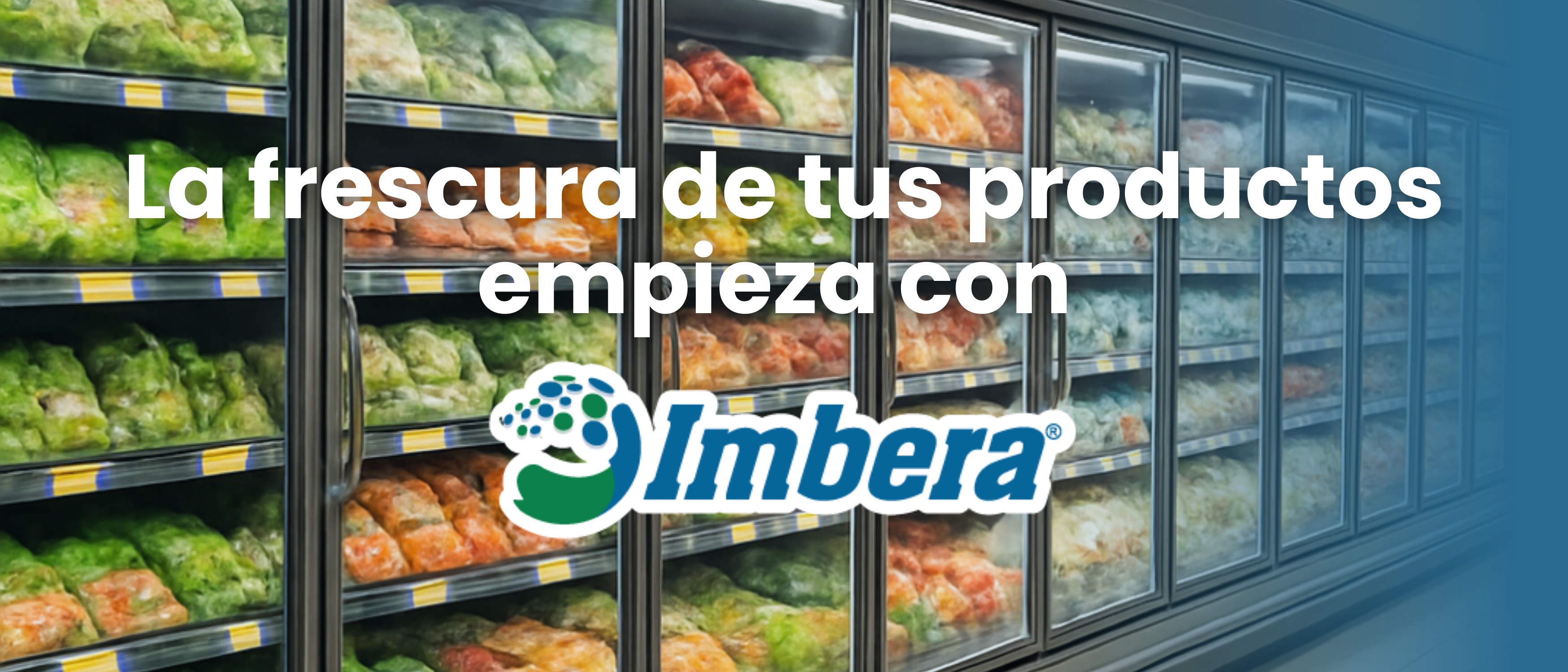 Pasillo de supermercado moderno con estantes de productos iluminados y sistemas de ventilación visibles en el techo.