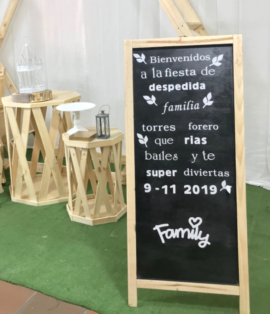 Tablero de piso Gigante
Medidas:
1.30 Alto x 60cm Ancho externo
52cm Ancho Interno
Precio de alquiler $ 60.000
sin personalizar.
Costo adicional con personalizacion $110.000