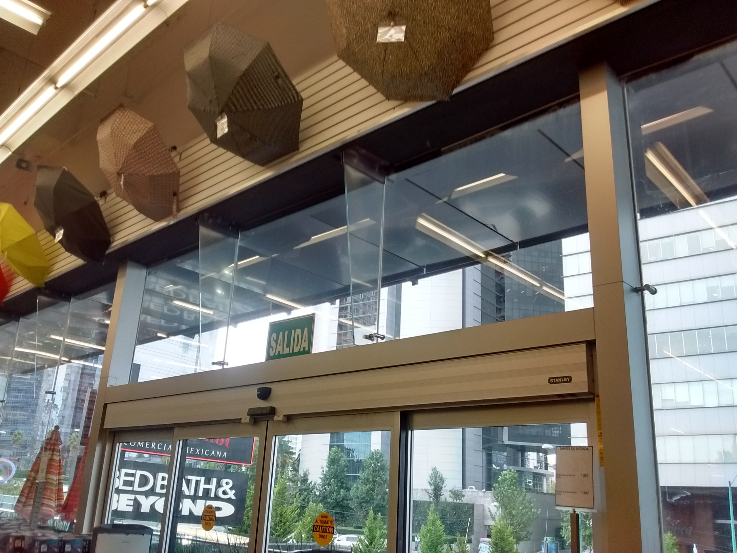 Cancelería en tienda Bed Bath & Beyond.