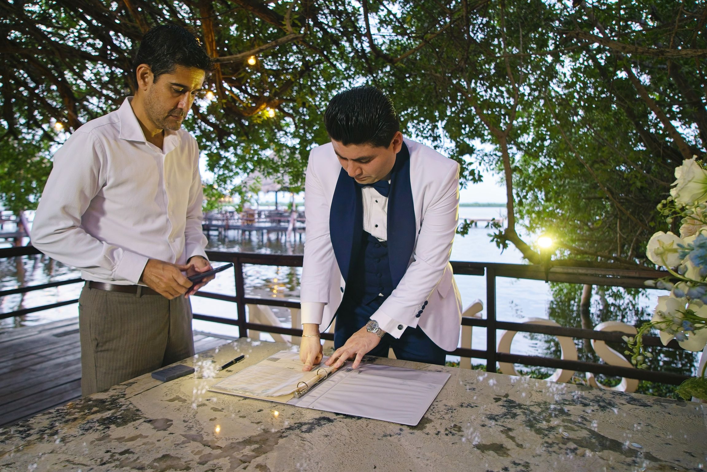 https://0201.nccdn.net/1_2/000/000/17d/5ed/luxartifices-wedding-navios-cancun-bride-and-groom-sunset016.jpg