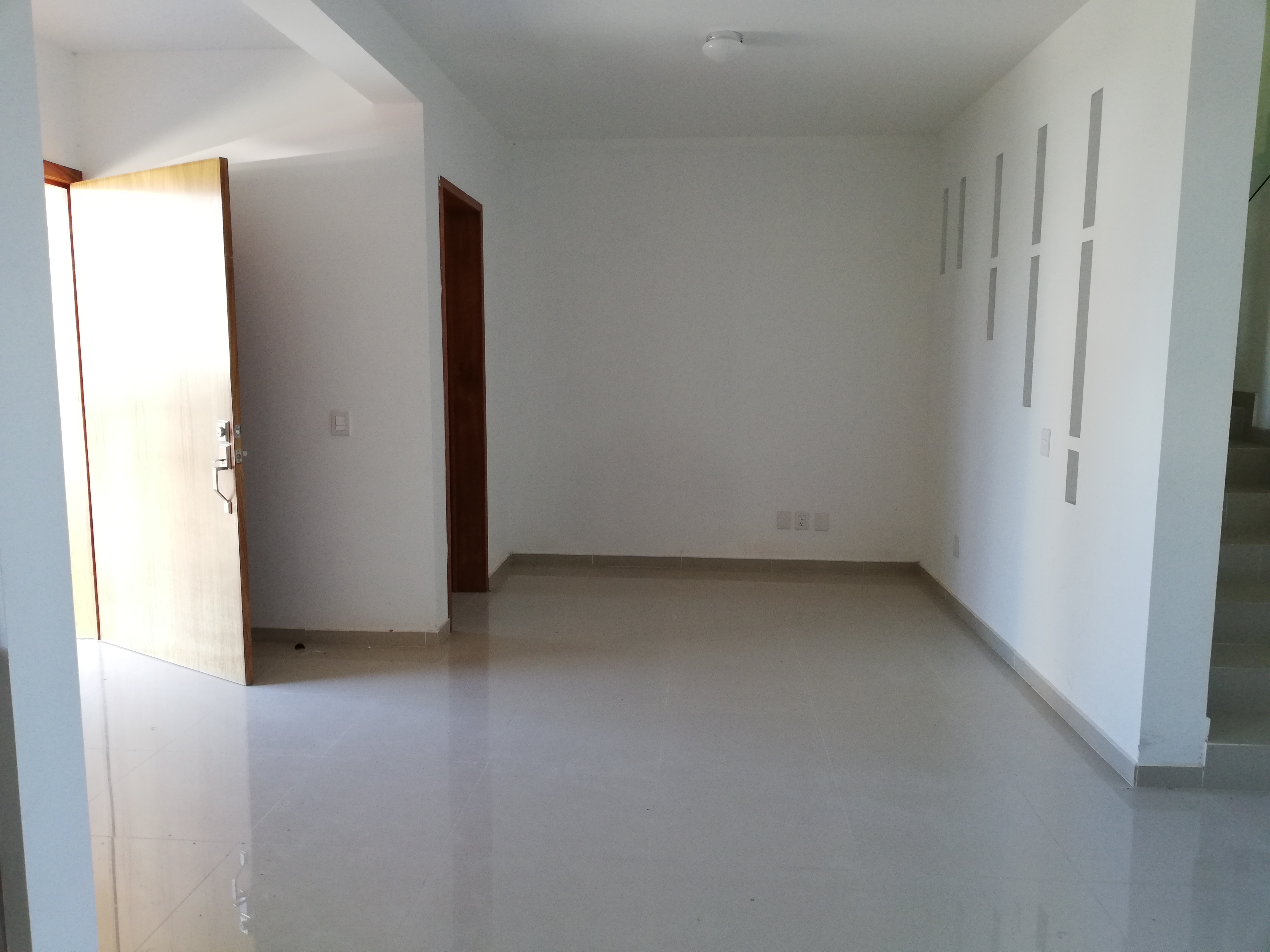 LINDA CASA DE 3 NIVELES, 5 BAÑOS (3 COMPLETOS). PB: COCHERA PARA 2 AUTOS, AMPLIO RECIBIDOR, 1⁄2 BAÑO, COCINA INTEGRAL EQUIPADA CUBIERTA GRANITO Y GRANDES ALACENAS, BODEGA, SALA COMEDOR Y PATIO CON EXCELENTE ILUMINACION DE GRANDES ARBOLES.
PA: DISTRIBUIDOR, 3 RECAMARAS TODAS CON BAÑO COMPLETO, PRINCIPAL CON VESTIDOR Y SECUNDARIAS CON CLOSET. 3ER NIVEL: ROOF GARDEN MUY AGRADABLE, AREA TECHADA CON POTENCIAL PARA PROYECTO (AREA DE JUEGO, TV, ESTUDIO, RECAMARA, ETC.), AREA DE LAVADO 1⁄2 BAÑO. EXCELENTES ACABADOS. VIVA EN VALLE IMPERIAL, RODEADO DE JARDINES, PARQUES Y EL ESPECTACULAR CLUB CON CAMPO DE GOLF