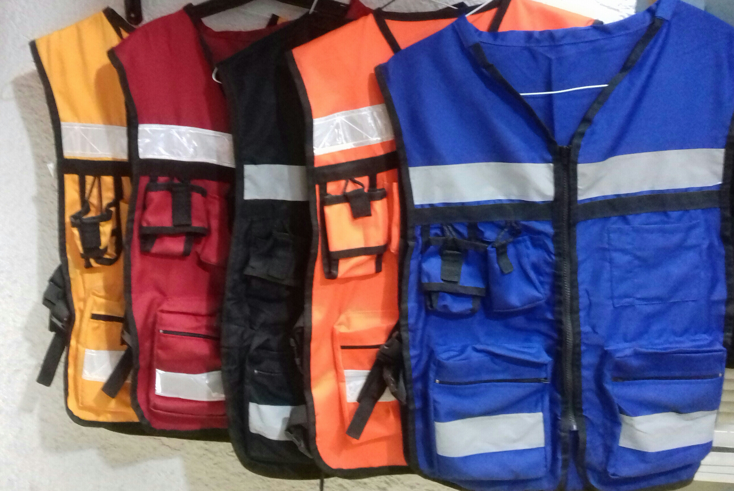 Chaleco tipo Brigadista confeccionado en Gabardina y Varios colores