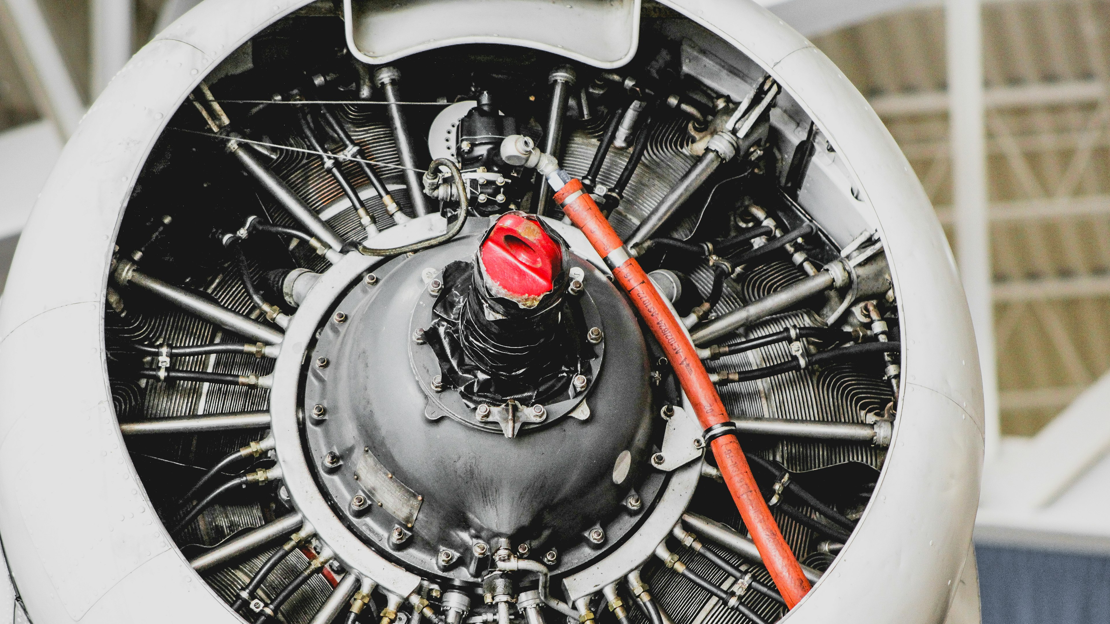 foto en primer plano de parte de motor gris y blanco