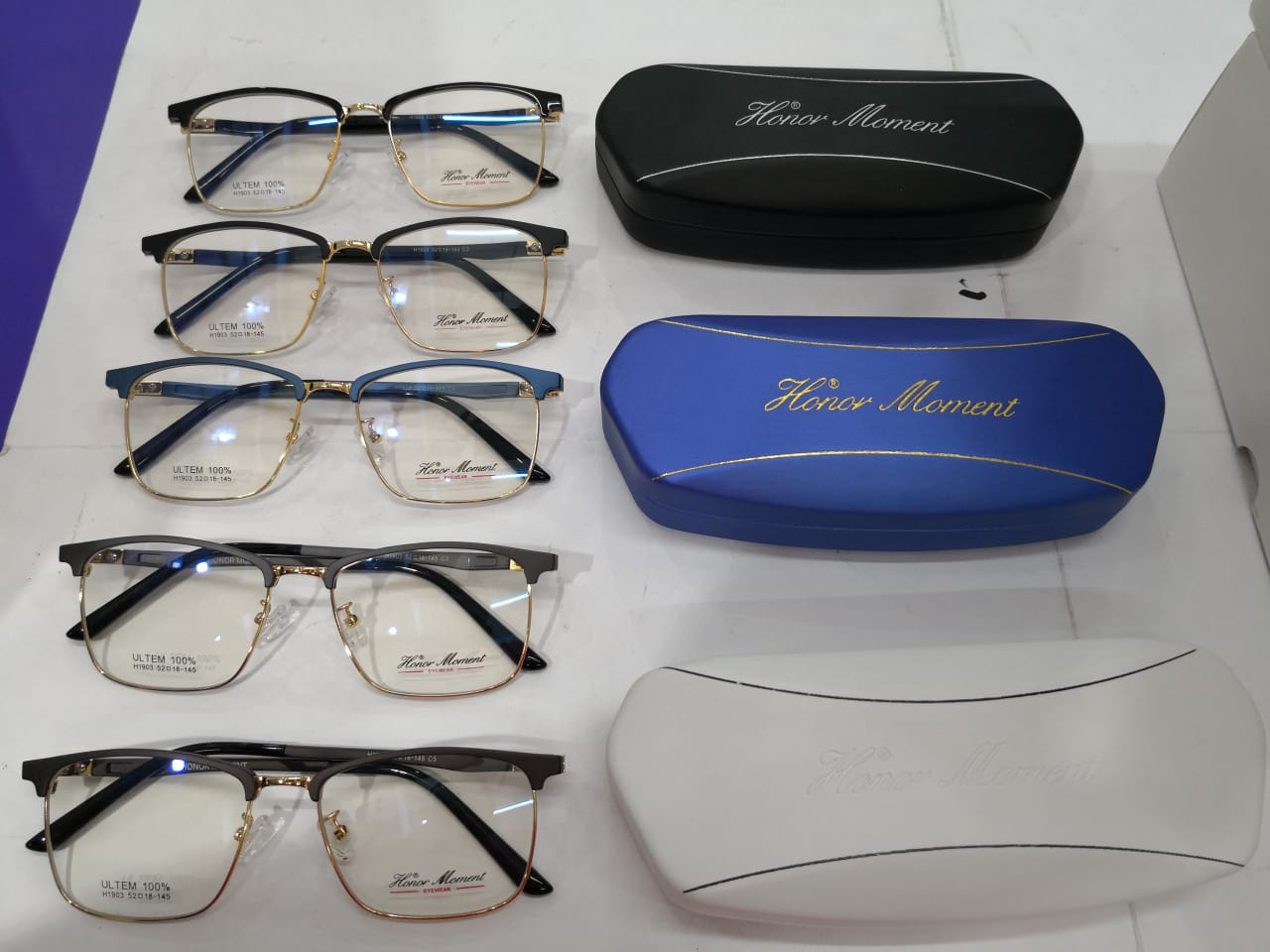 Modelo: H1903
Colores: Negro, Gris, Azul y Negro con Dorado