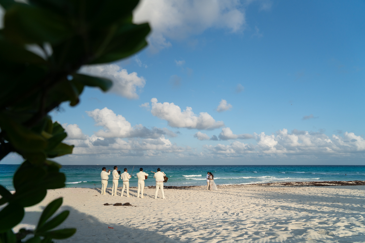 https://0201.nccdn.net/1_2/000/000/17d/f14/romantic-mariachi-proposal-in-cancu%CC%81n077.jpg