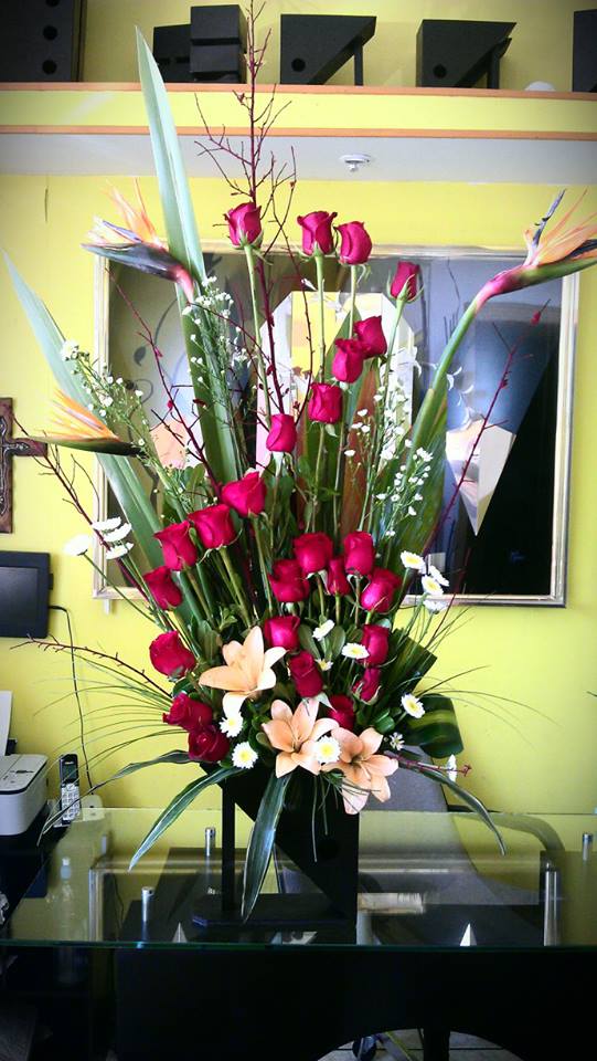 Arreglo A25 de 24 rosas rojas con dos lilies pueden variar el color y dos avez de paraiso.
$ 1300