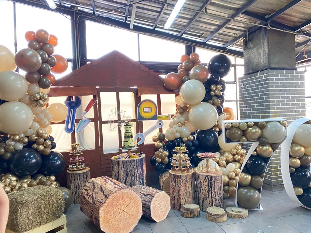 Ventanas 
Color Marron con Fondo Tapizado 
al color que Guste
2.20cm alto X 1 M, cada ventana
4.16cm de ancho 
Alquiler $400.000