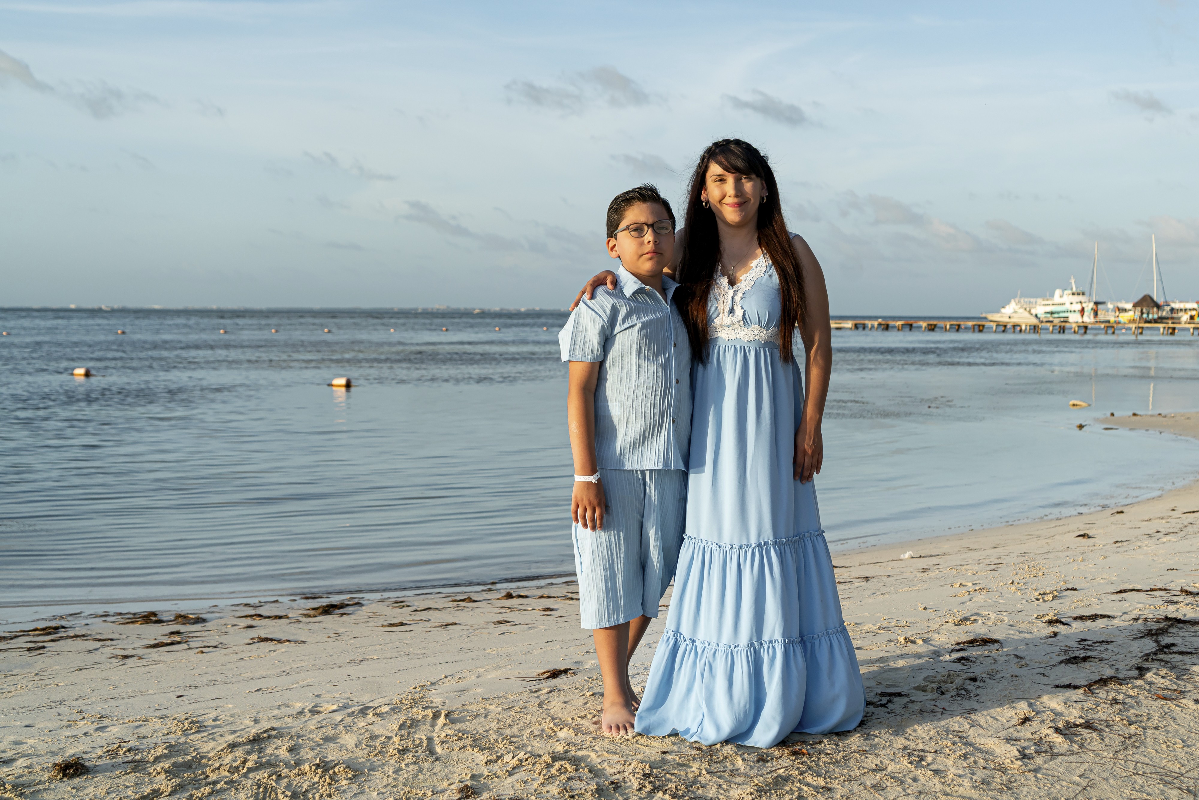 https://0201.nccdn.net/1_2/000/000/17e/4ee/luxartifices-riviera-maya-beach-family-photos0006.jpg