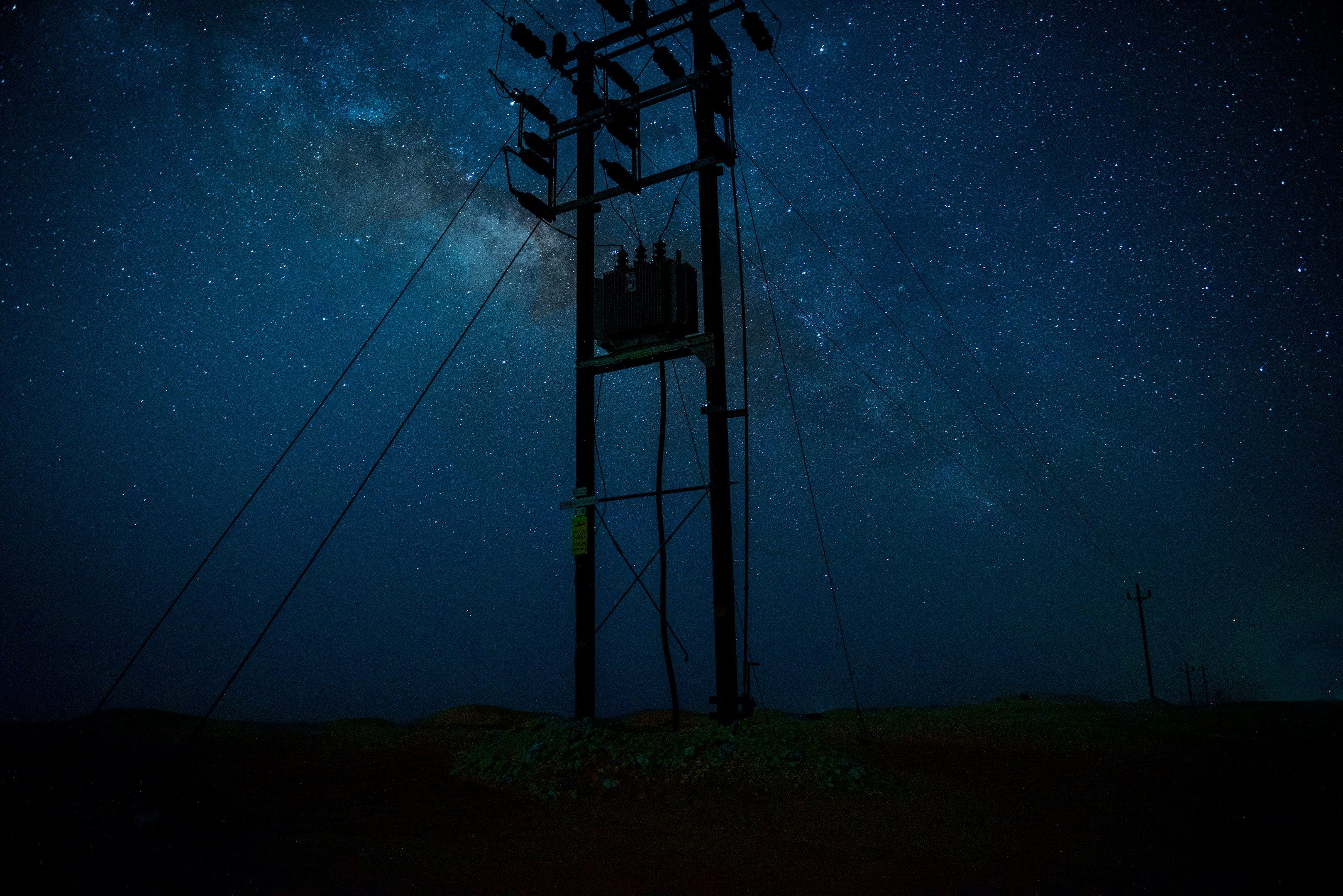 fotografía de silueta de un poste durante una noche estrellada