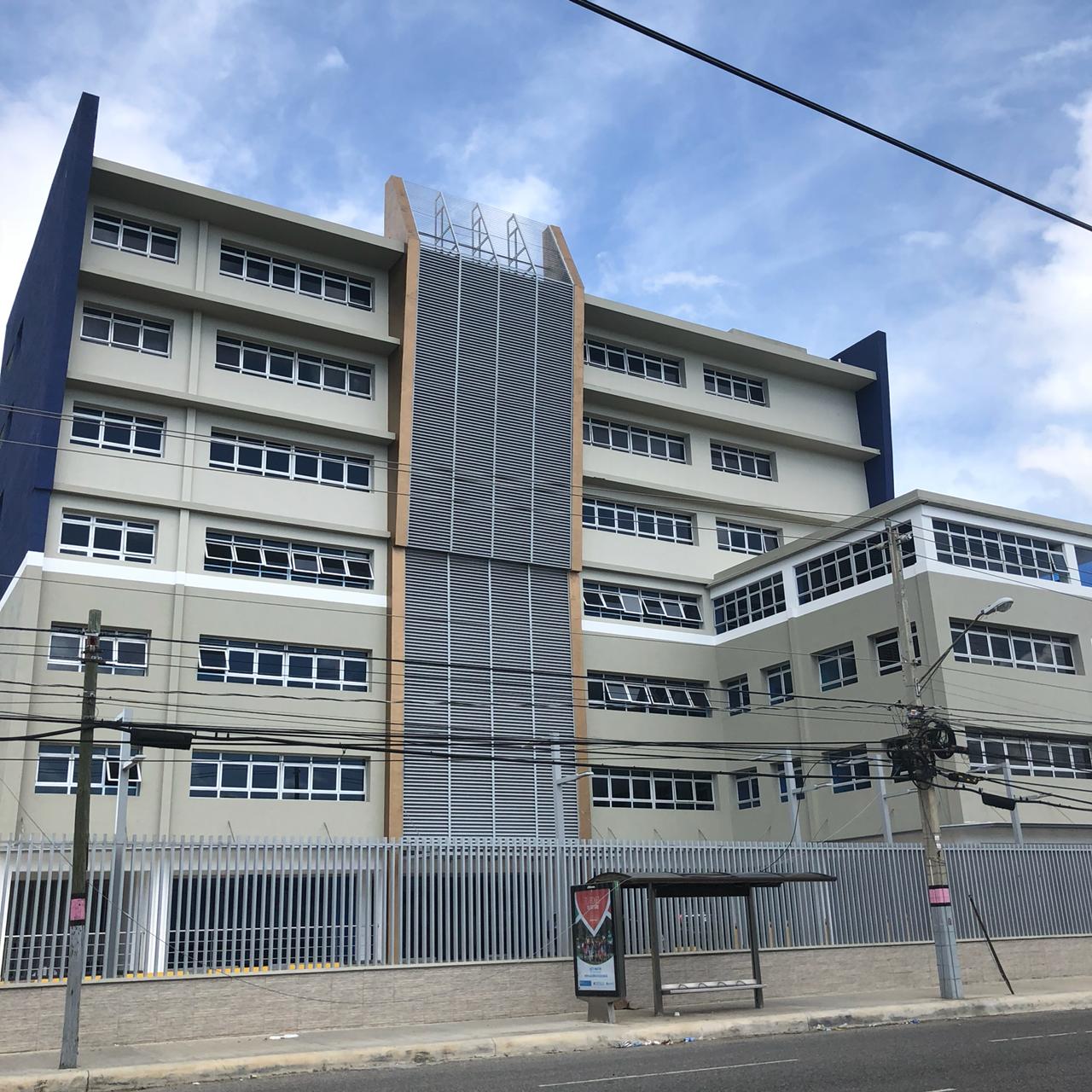 Universidad O&M
Ventanas en aluminio y vidrio. Piezas en Denglass.