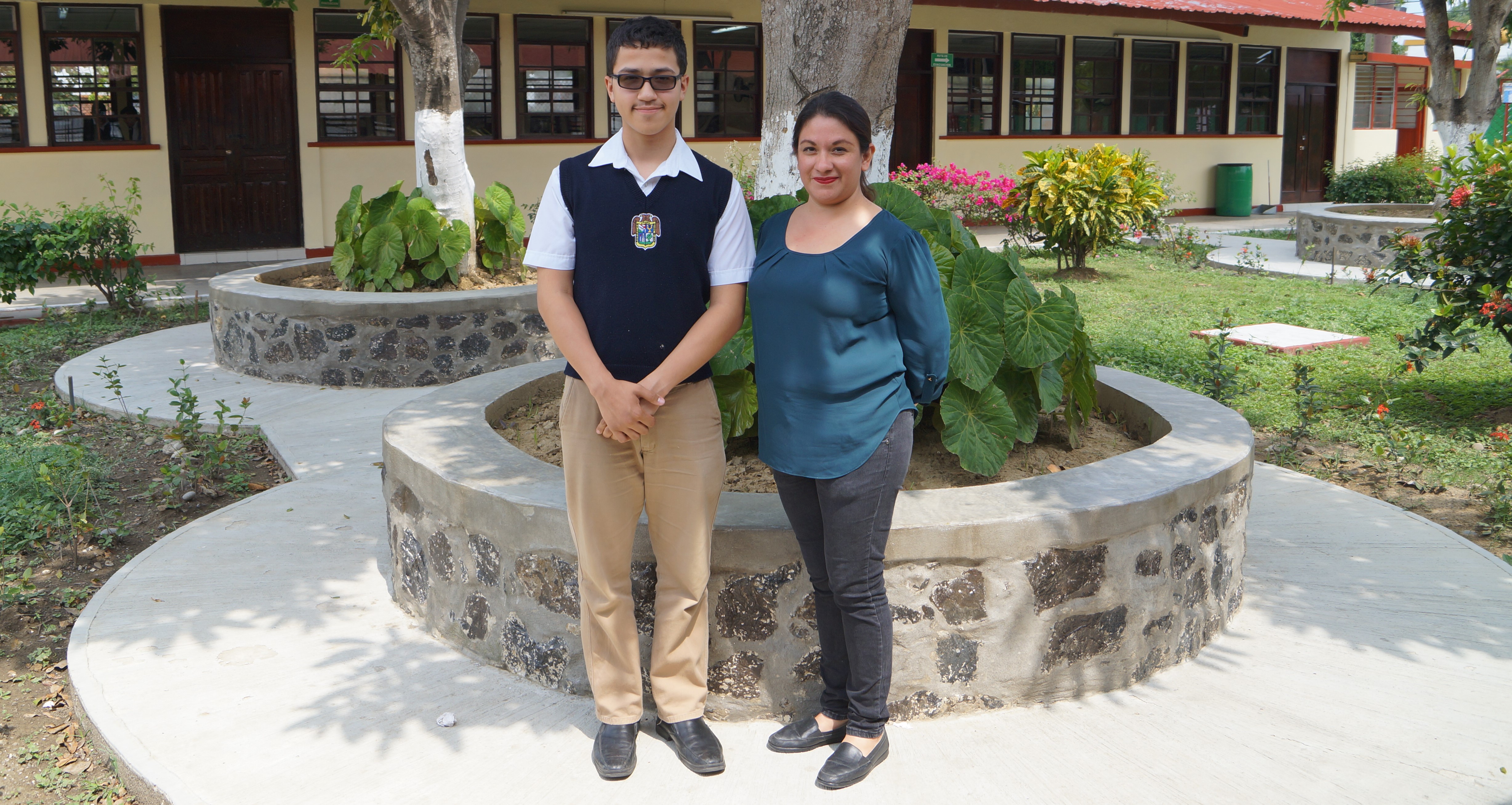 VÍCTOR ABRAHAM HERNÁNDEZ CERVANTES
OLIMPIADA DE MATEMÁTICAS NIVEL BACHILLERATO
1er. LUGAR EN LA FASE ZONAL 1er. LUGAR EN LA FASE DGB
ASESOR MARÍA ELENA GONZÁLEZ MENESES