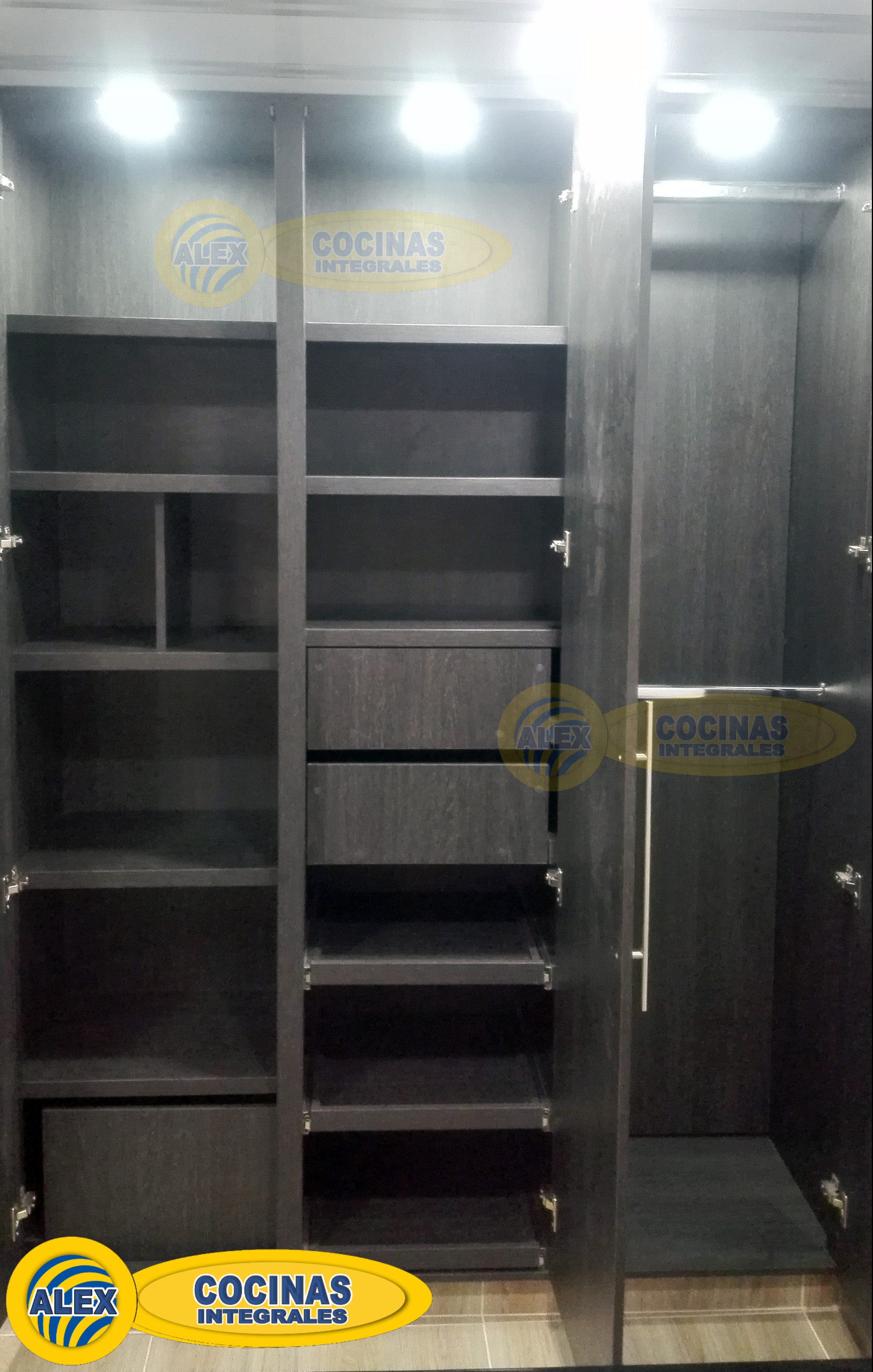 Closet de puertas batientes color Volcano