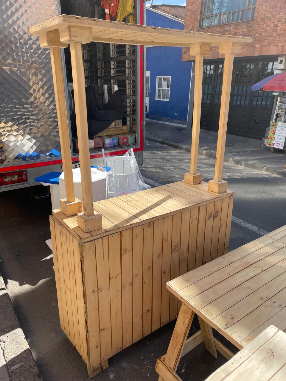 Estación de Bebidas
2.20m Altura Total
1.28m Ancho 
48cm de Profundidad  
$160.000