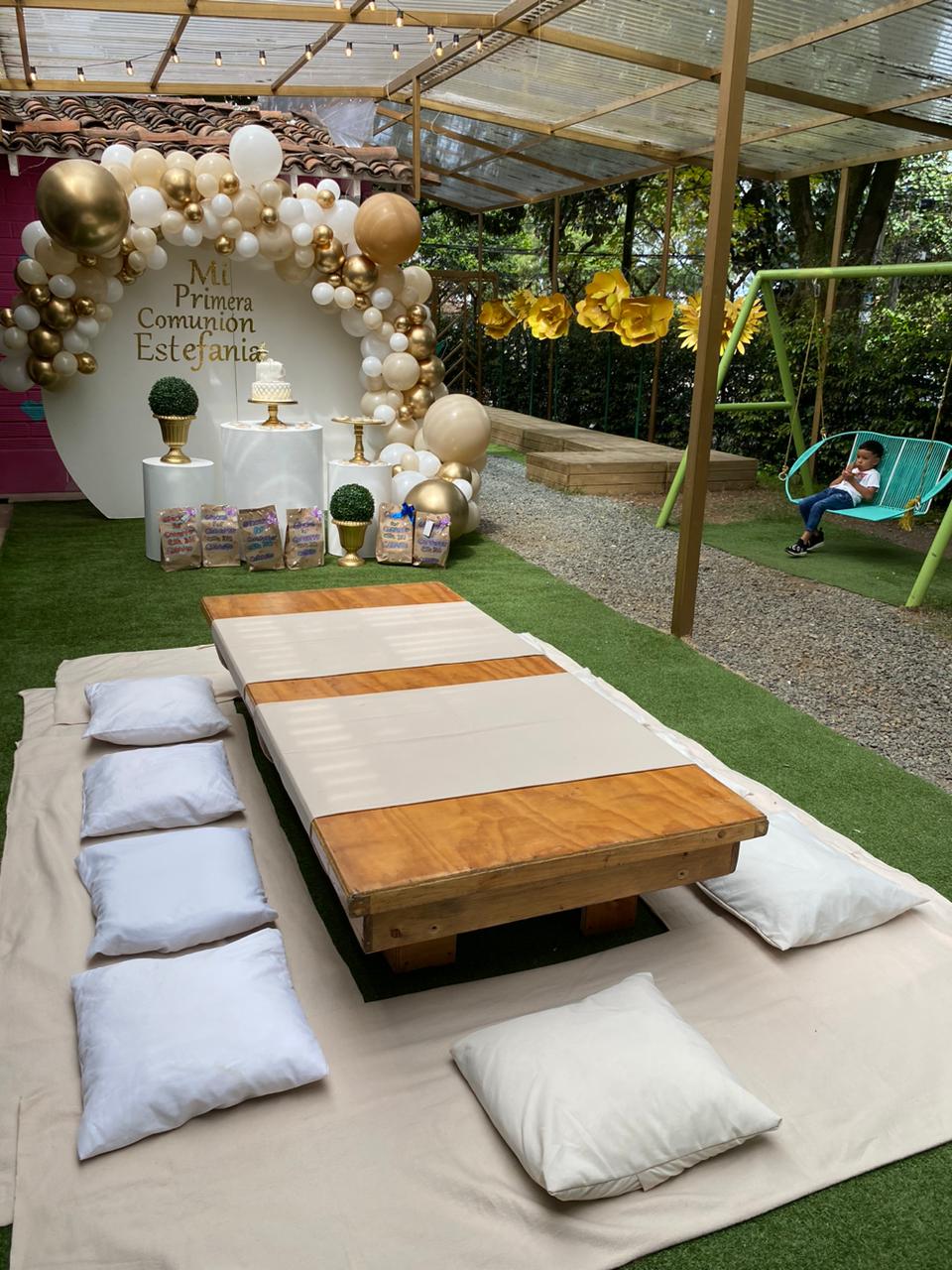 1Mesa Rectangular color Madera
10 cojines + tapete+
Camino de Mesa
2.20m x 1.04cm
Alquiler $ 160.000