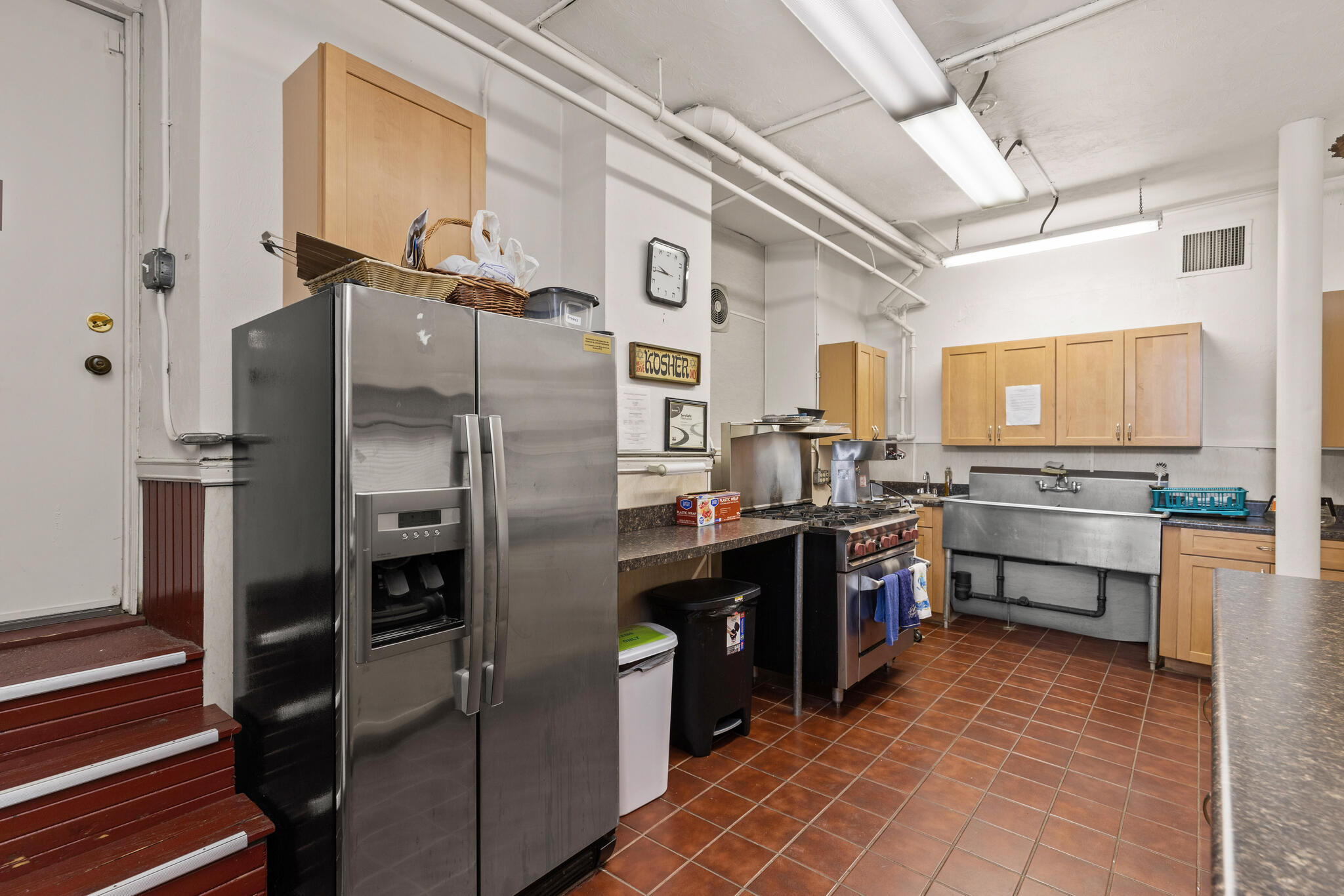 https://0201.nccdn.net/1_2/000/000/17e/e92/0-park-st-peabody-ma-01960-usa-016-001-22-kitchen2-mls_size.jpg