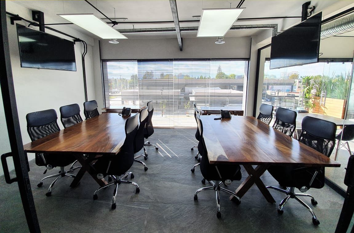 fotografía de enfoque selectivo de una niña sonriendo mientras toma una foto