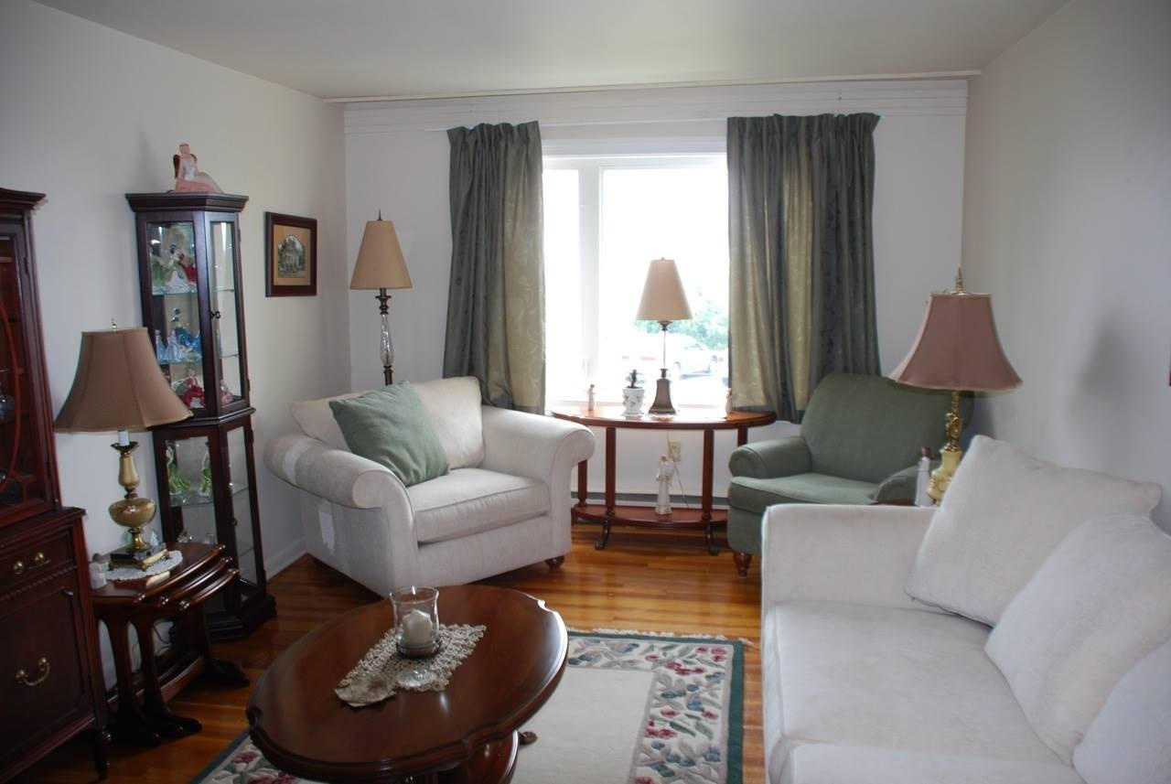 500 Douglas A17 Living Room