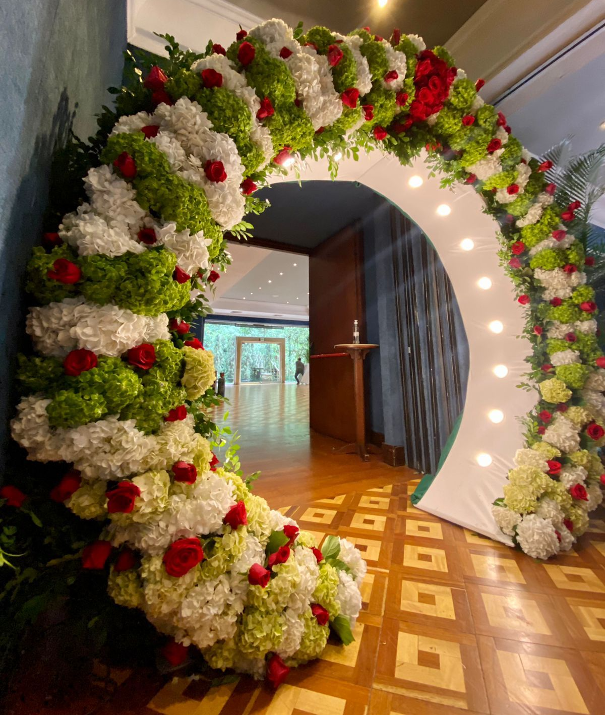 Arco de luces con follaje y
 Fl2.20m de Altura
1.98m Diámetro  Interno 
2.60m Diámetro externo ores 
$1.900.000
