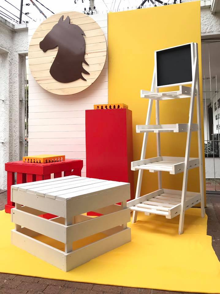 Escalera lineal 4 peldaños 
Color blanco
Alquiler $ 60.000