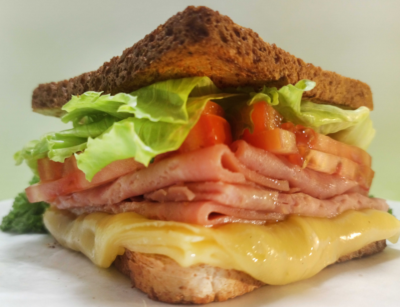 Delicioso Sandwich tradicional con queso danes, jamon picnic, catchup, mayonesa, lechuga y tomate preparado con los mejores materiales frescos.