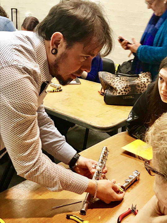 The repair workshop with Edison Castillho Junior