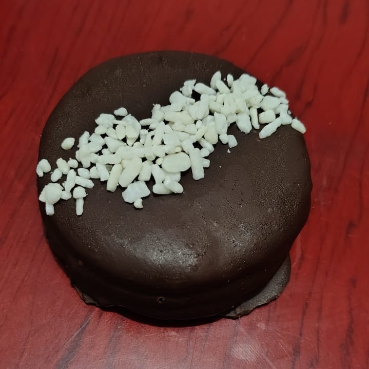 alfajor de maicena con chocolate y coco