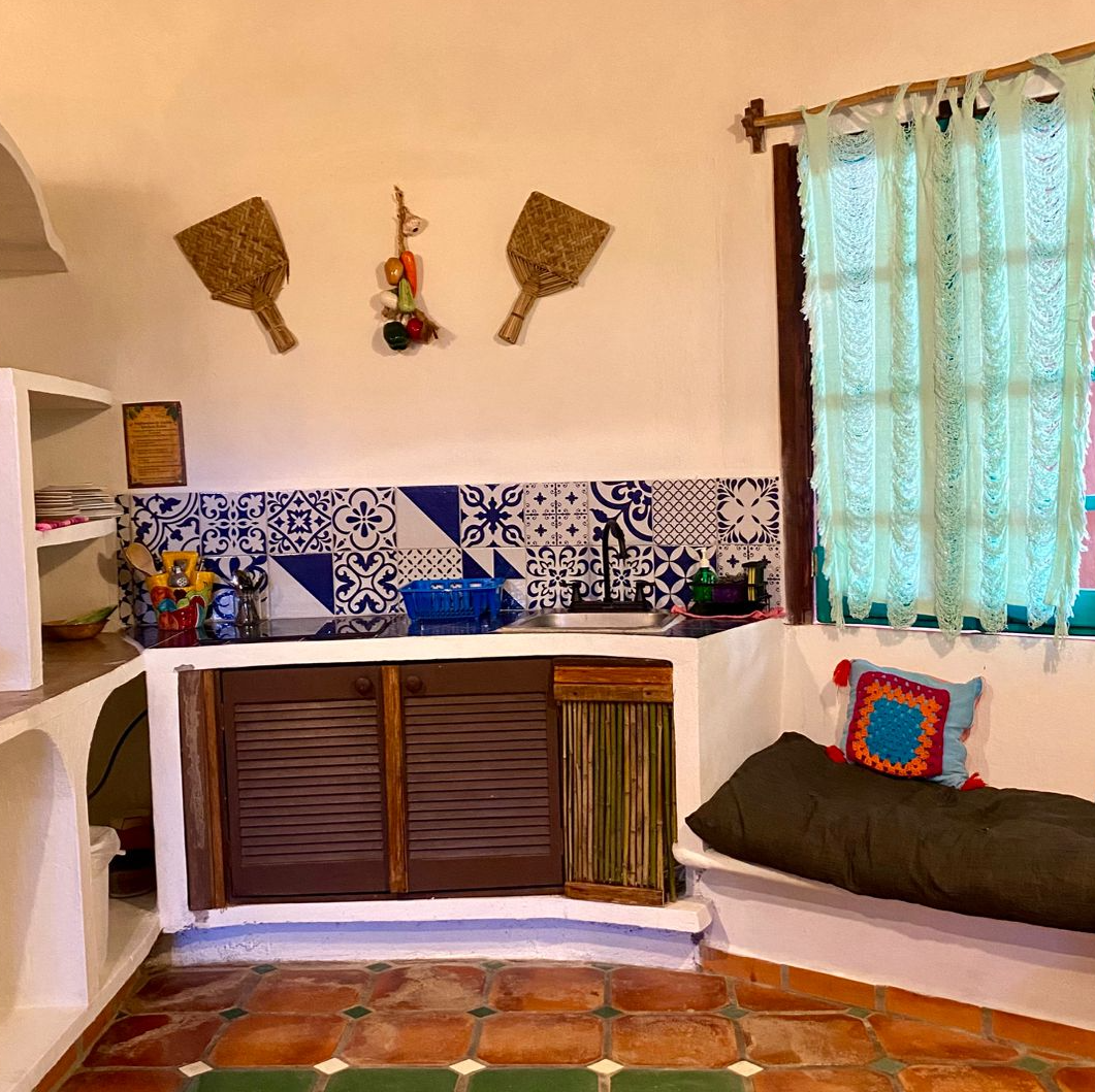 Habitación moderna y acogedora con cama grande, escritorio y ventana panorámica con vista a la montaña.