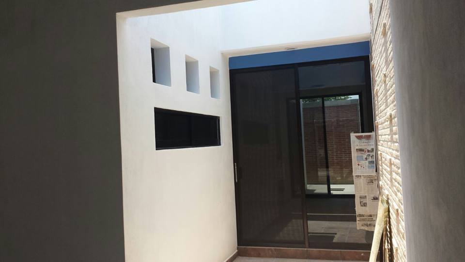 Cancel en linea panorámica en tono bronce con mosquitero corredizo.