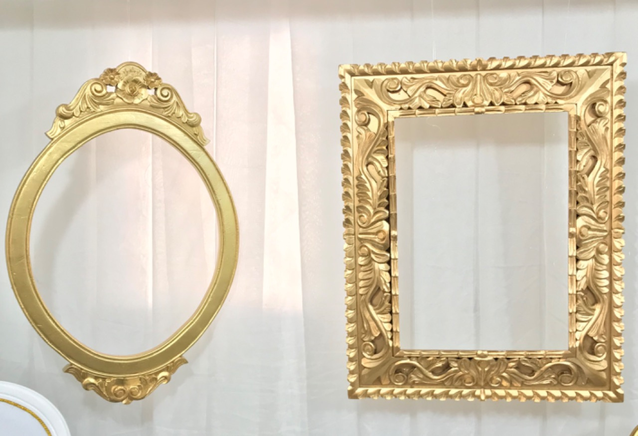 Marco Dorado decorativo 
$ 50.000 
medidas 1 metro dde largo
0.80cm de ancho
Marco Ovalado 
color Dorado 
$50.000
 Alto 1.4m
Ancho 69cm