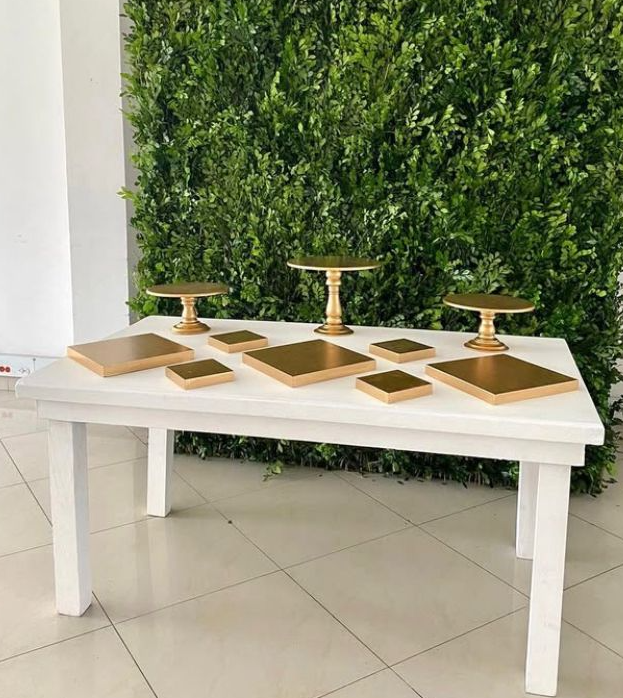 Bases de Postres Cuadradas 
Medidas: Pequeño 15cm x 15 cm 
Grande 30cm x 30cm 
Pequeña $ 10.000
Grande $ 15.000