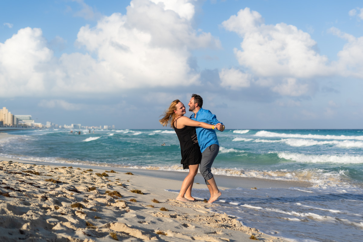 https://0201.nccdn.net/1_2/000/000/180/fb4/mariachi-surprise-playa-delfines-cancun-couple-session-lux-artif.jpg