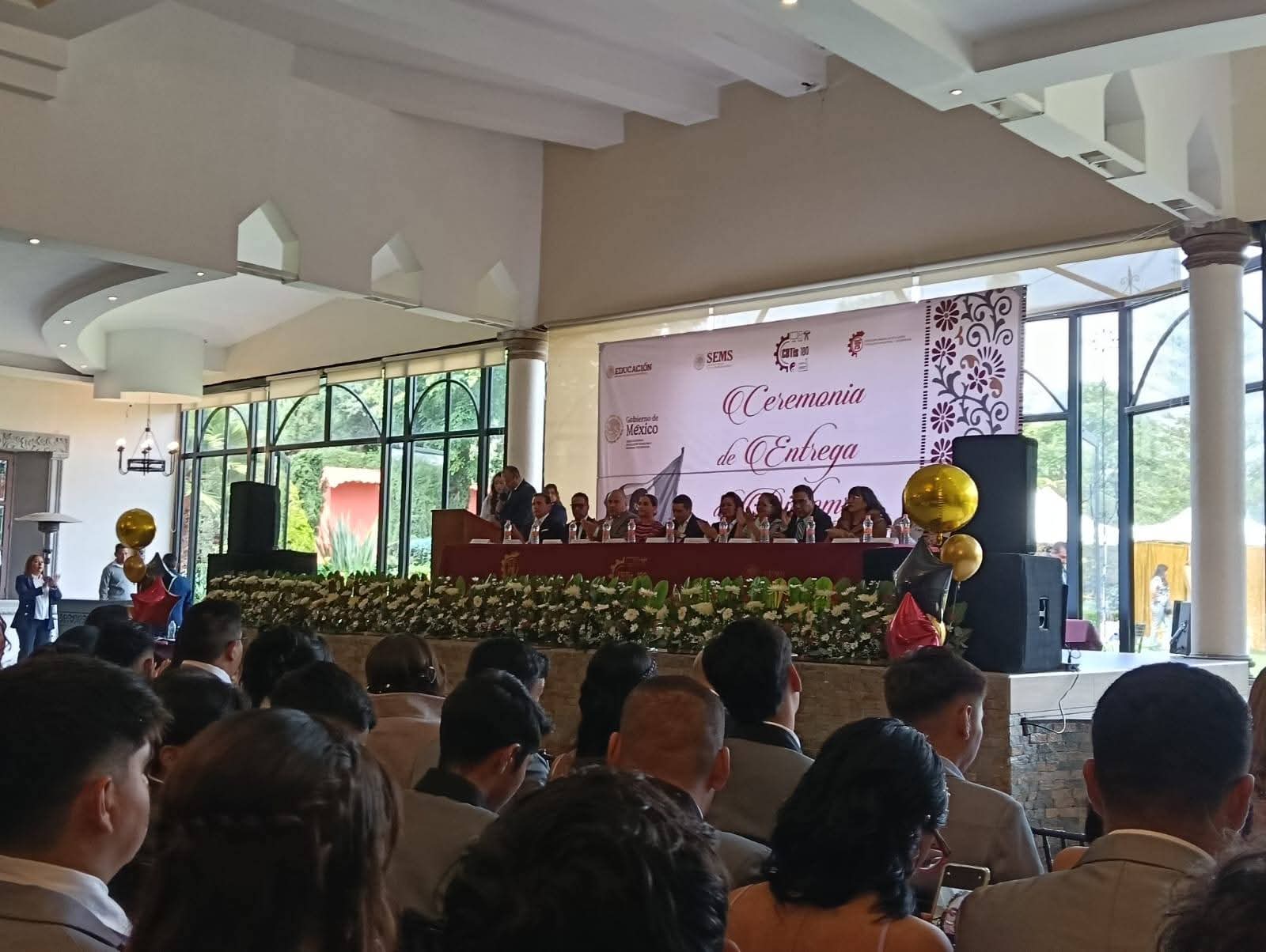 https://0201.nccdn.net/1_2/000/000/181/054/graduacion3.jpg