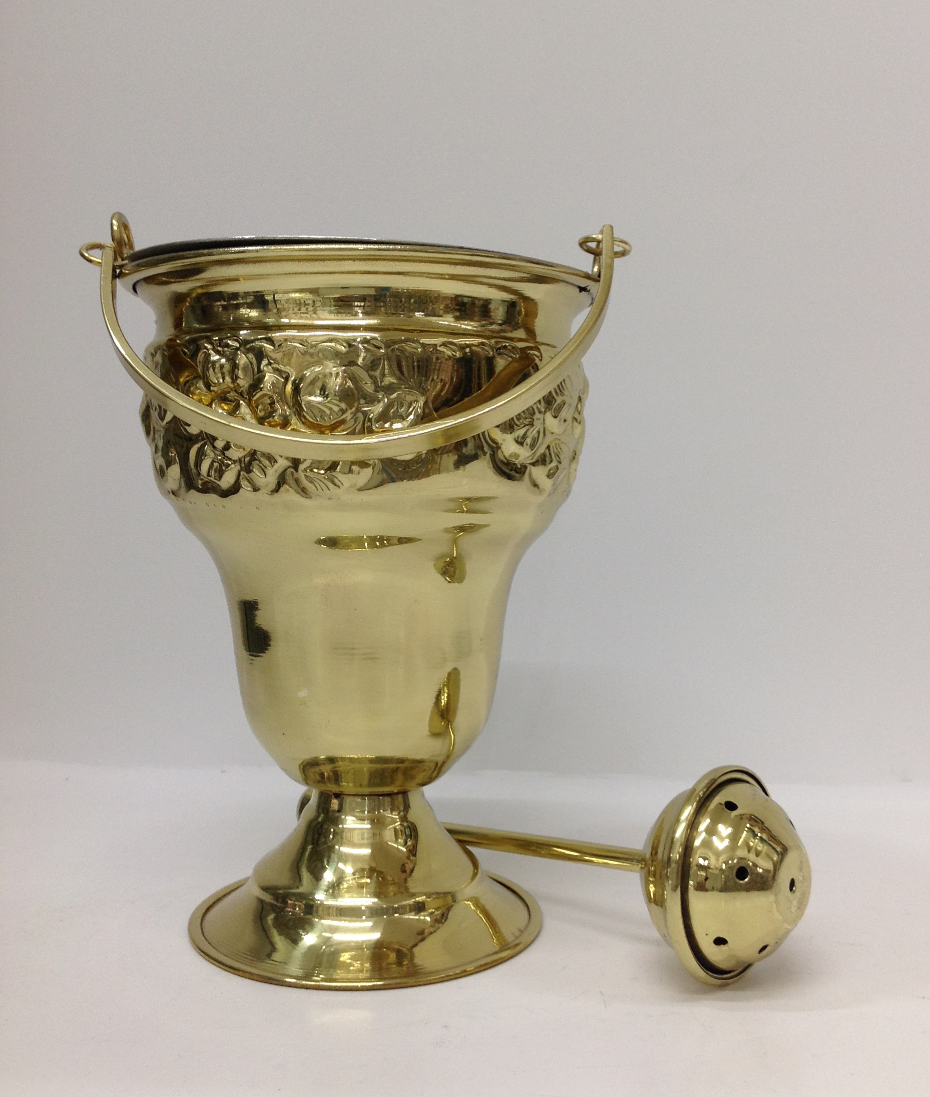 ACETRE DE LATÓN GRABADO DE FLORES CON DEPOSITO DE ALUMINIO

preguntar por existencias.