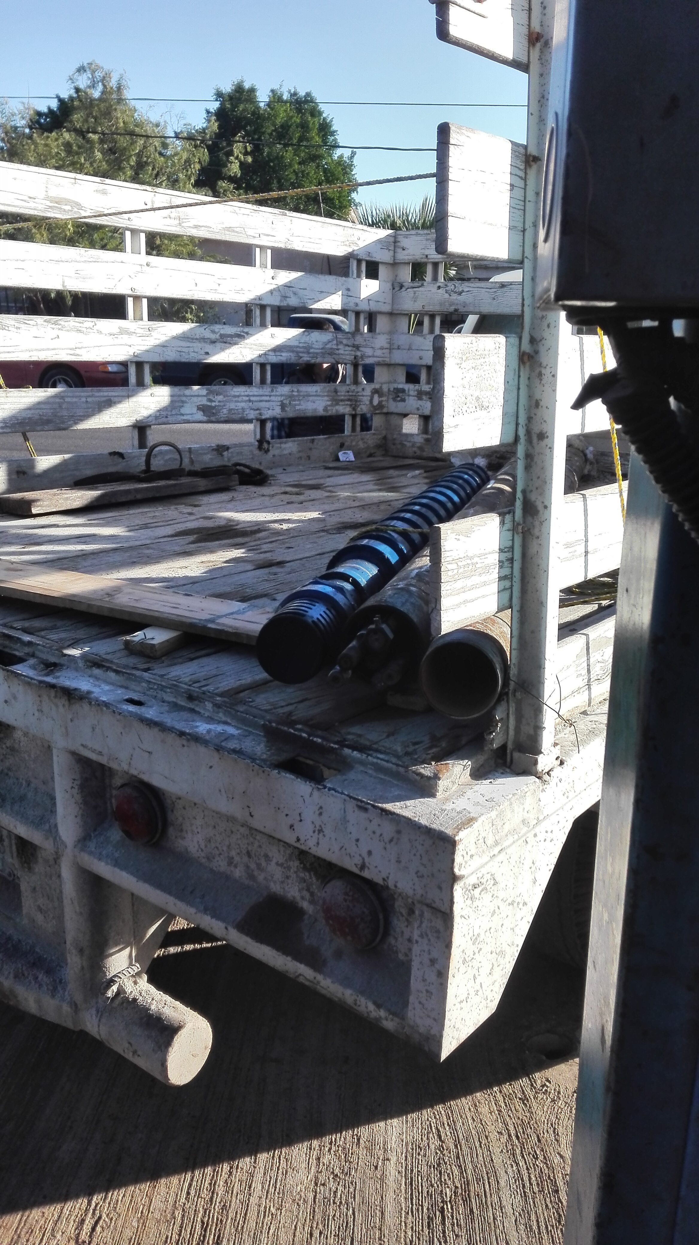 Carga de bomba y tubería lista para instalarse.