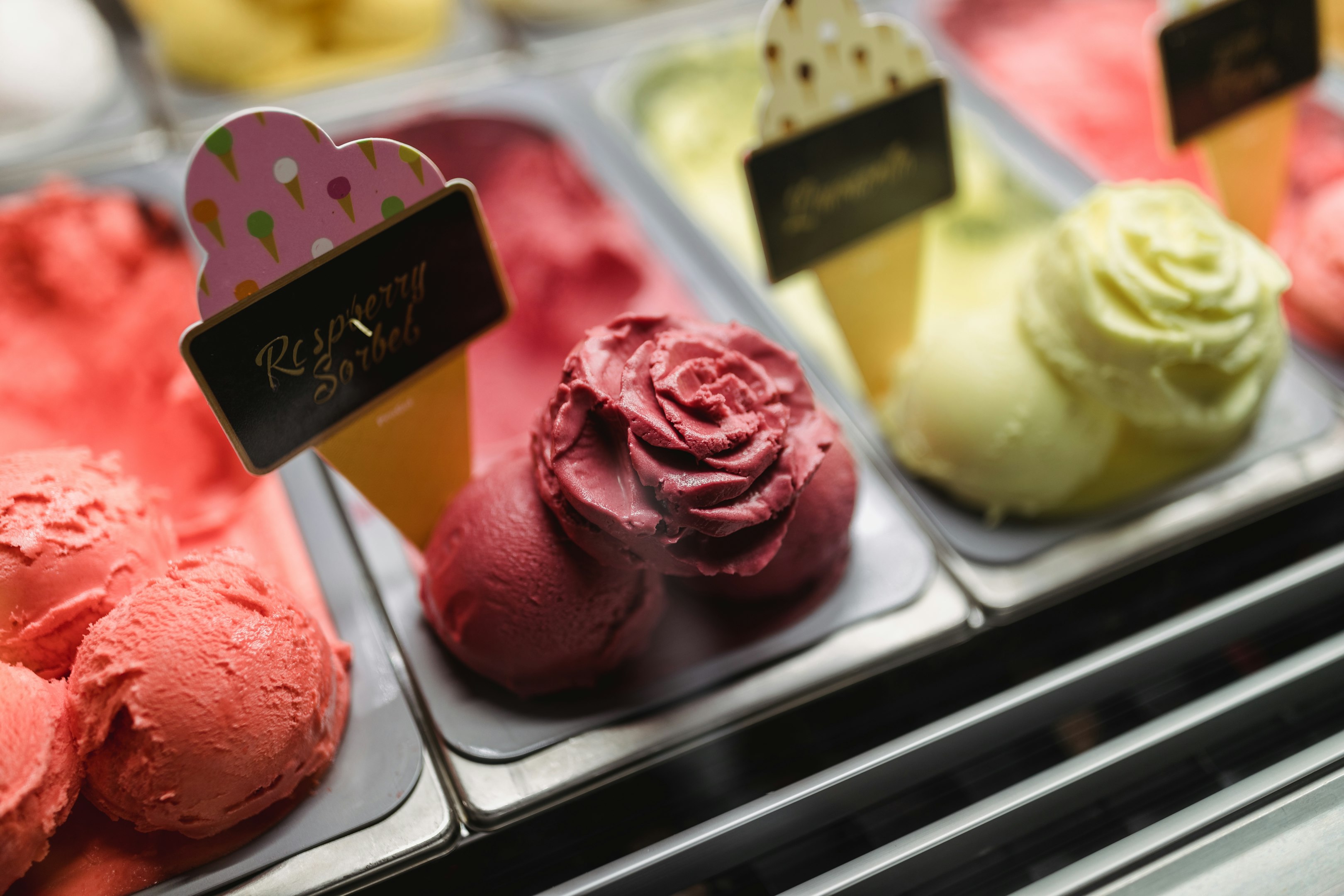 helado de sorbete de frambuesa