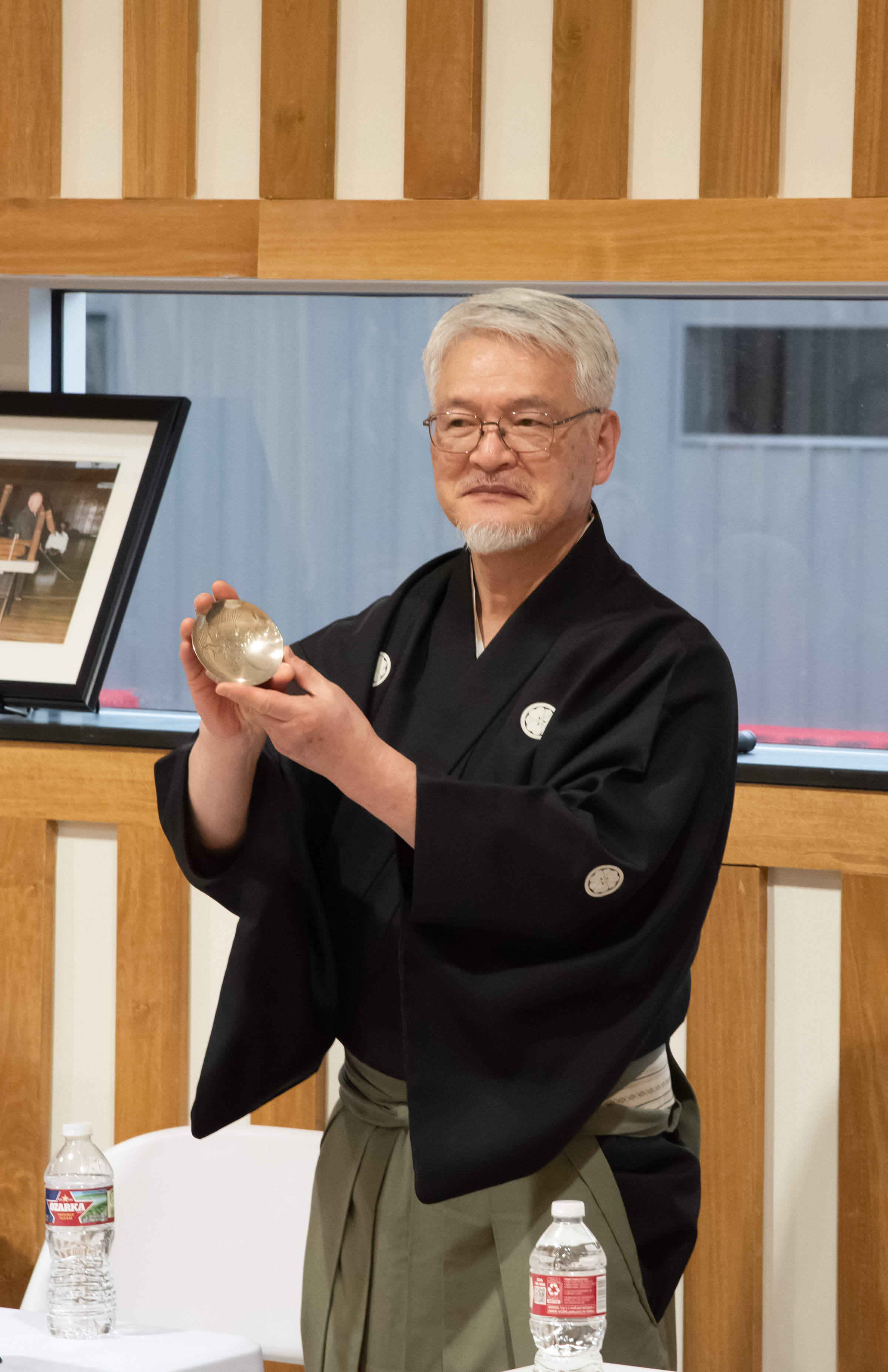 Nomura Sensei receives an historic sterling silver sake cup that was once presented to the 3rd Company, Instruction Battalion of the Toyama Military Academy pre-1945. Around the outer rim is engraved 陸軍戸山学校教導大隊第三中隊記念