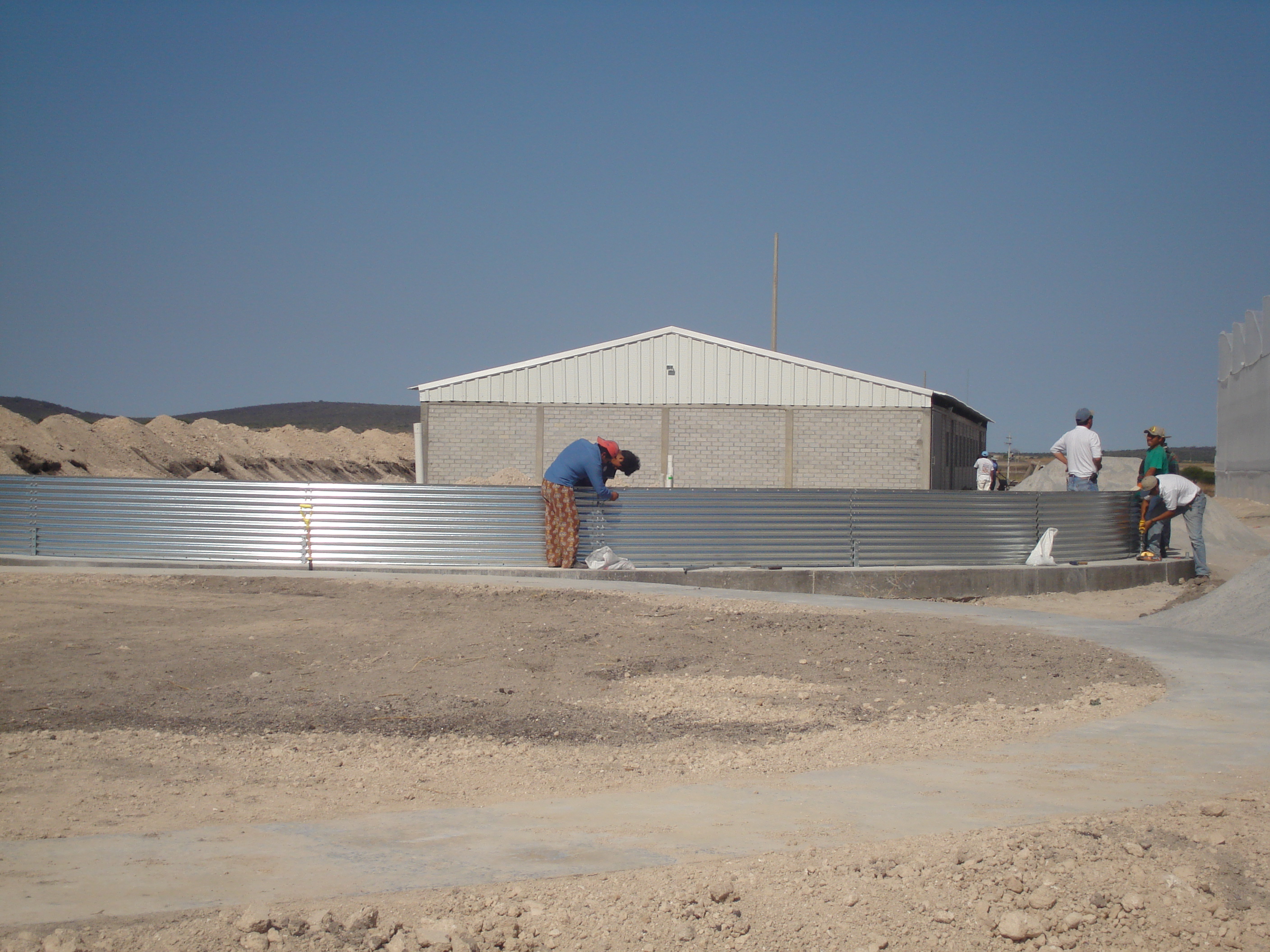 Instalación del tanque metálico para almacenamiento de agua para invernadero, capacidad de 295m3.