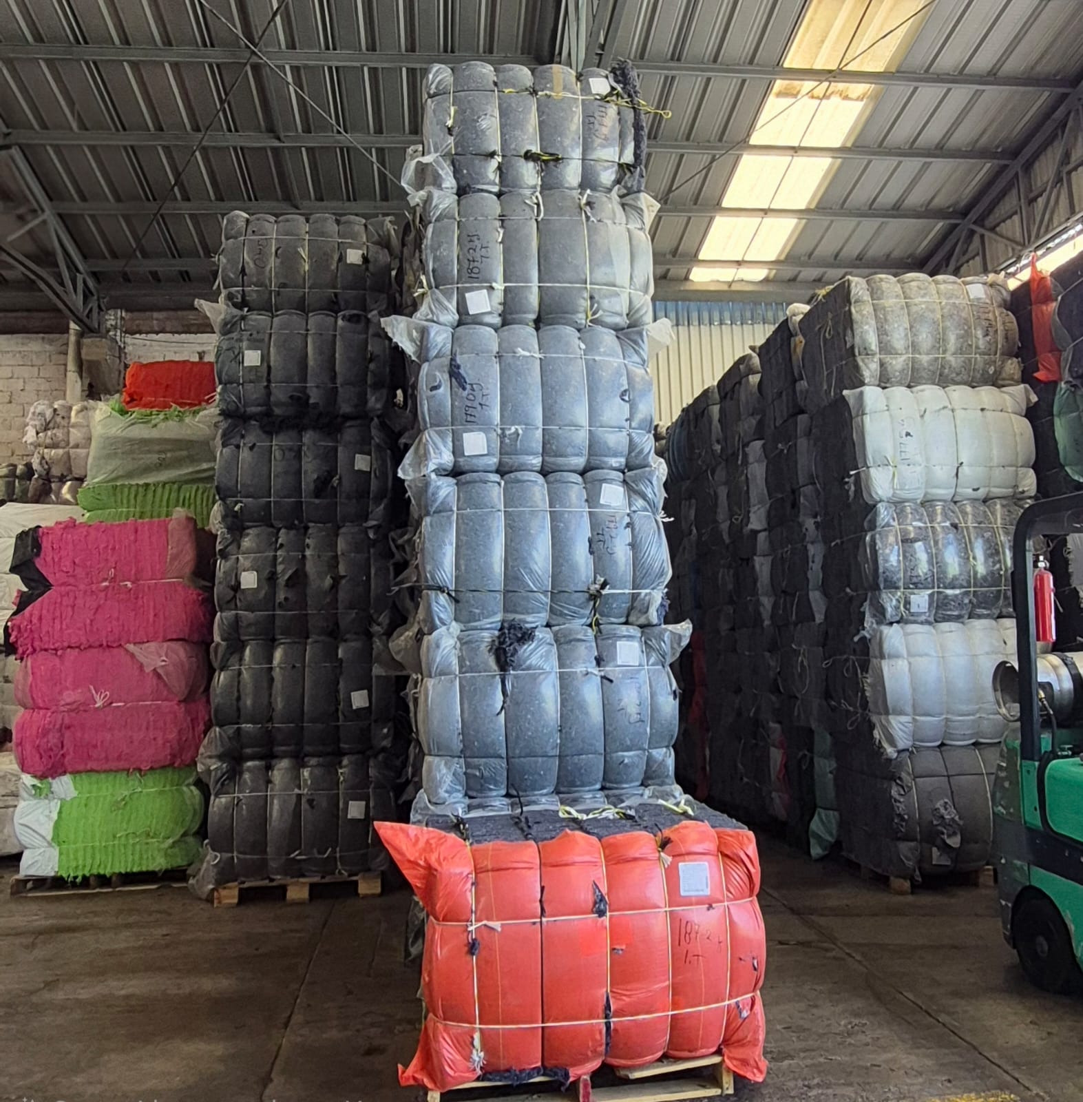 Logotipo de Boretex Corporativo con diseño circular verde y azul sobre fondo blanco. Logotipo de Boretex Corporativo con diseño circular verde y azul sobre fondo blanco.