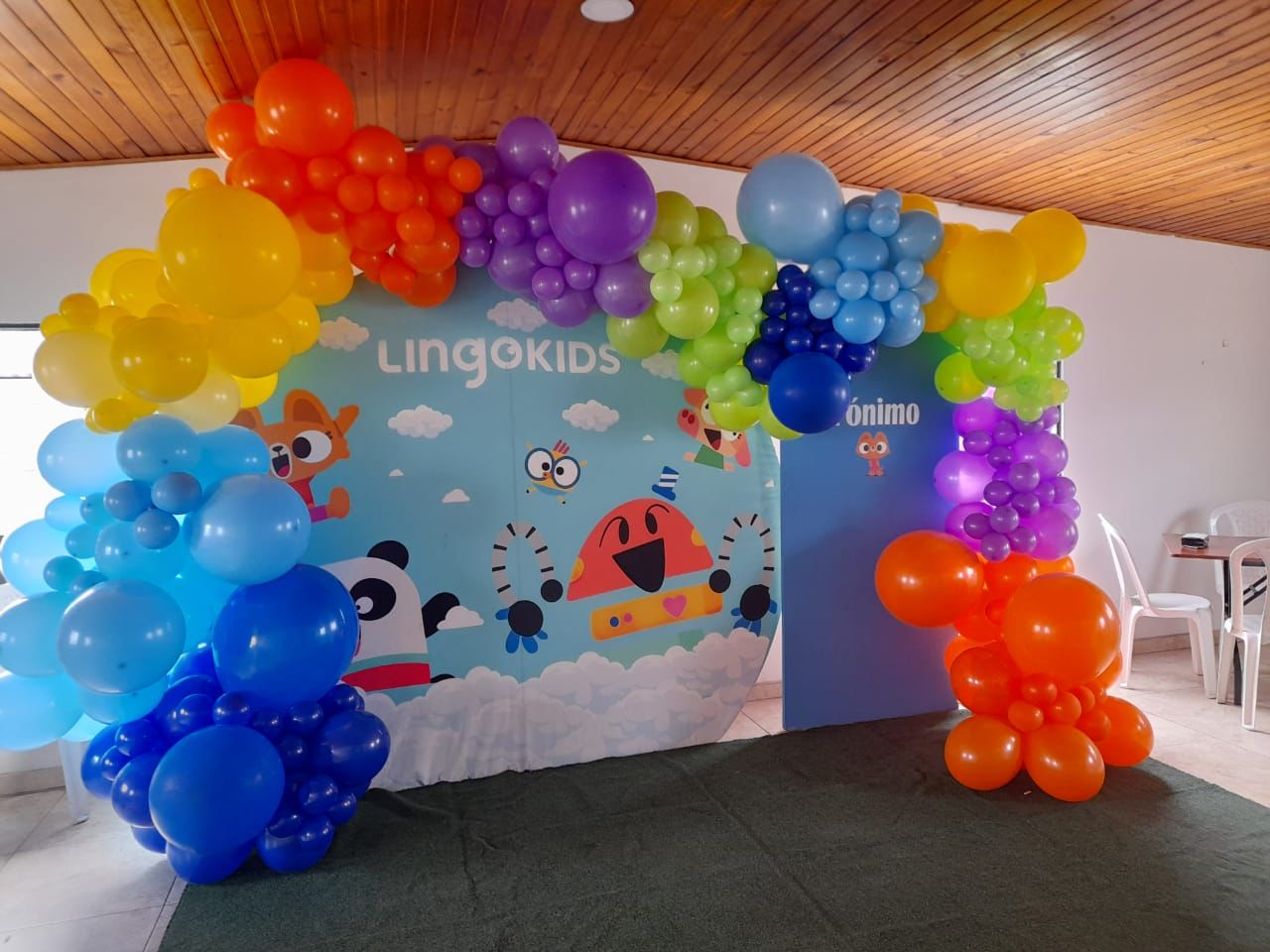 Pared Circular Temática Lingokids
$250.000 en Alquiler
Diámetro 2.60m
Panel Ovalado
$50.000 en Alquiler
·2.20 de altura x 91 de ancho